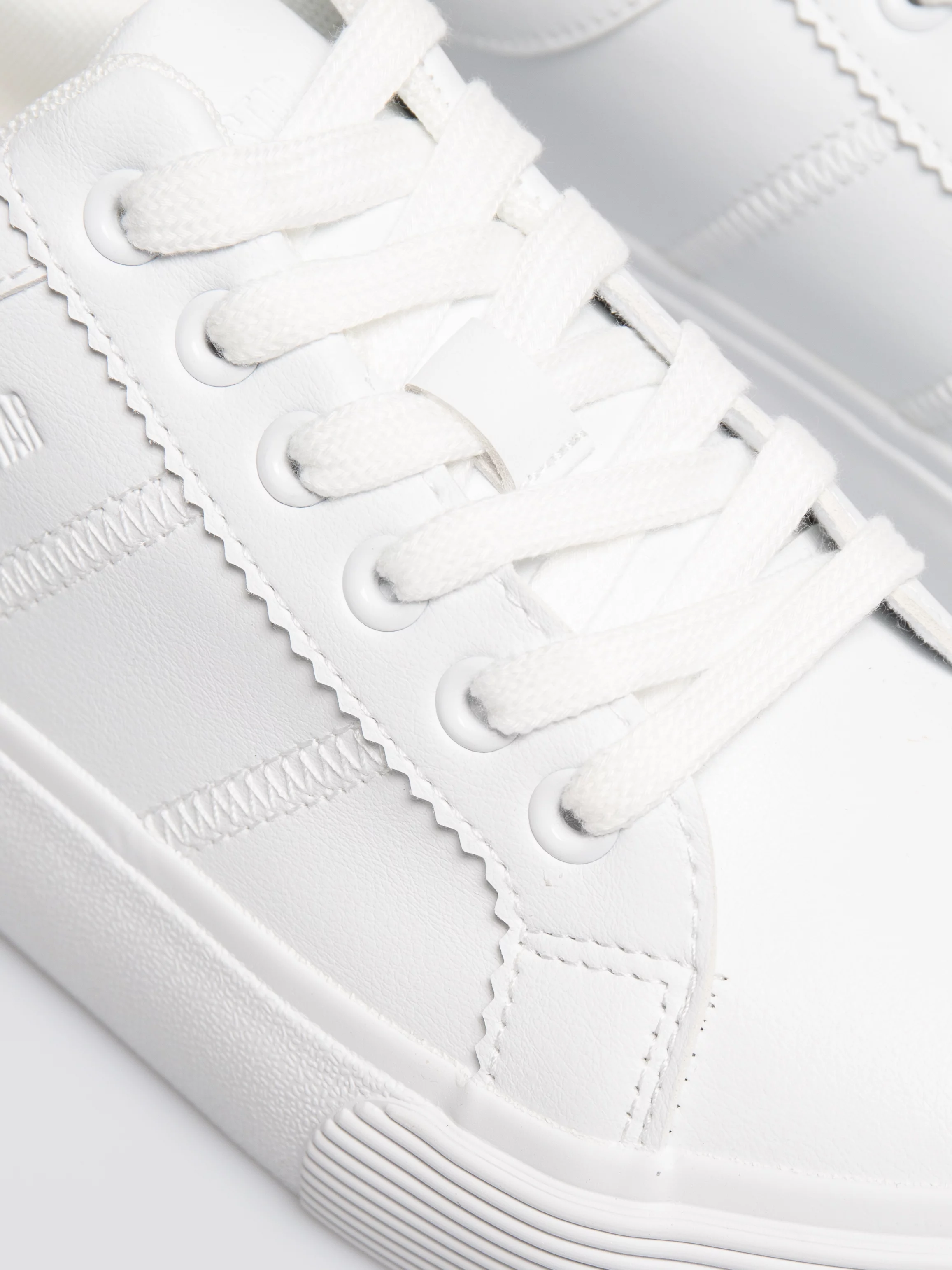 Trampki damskie ze skóry ekologicznej białe RR274315 101