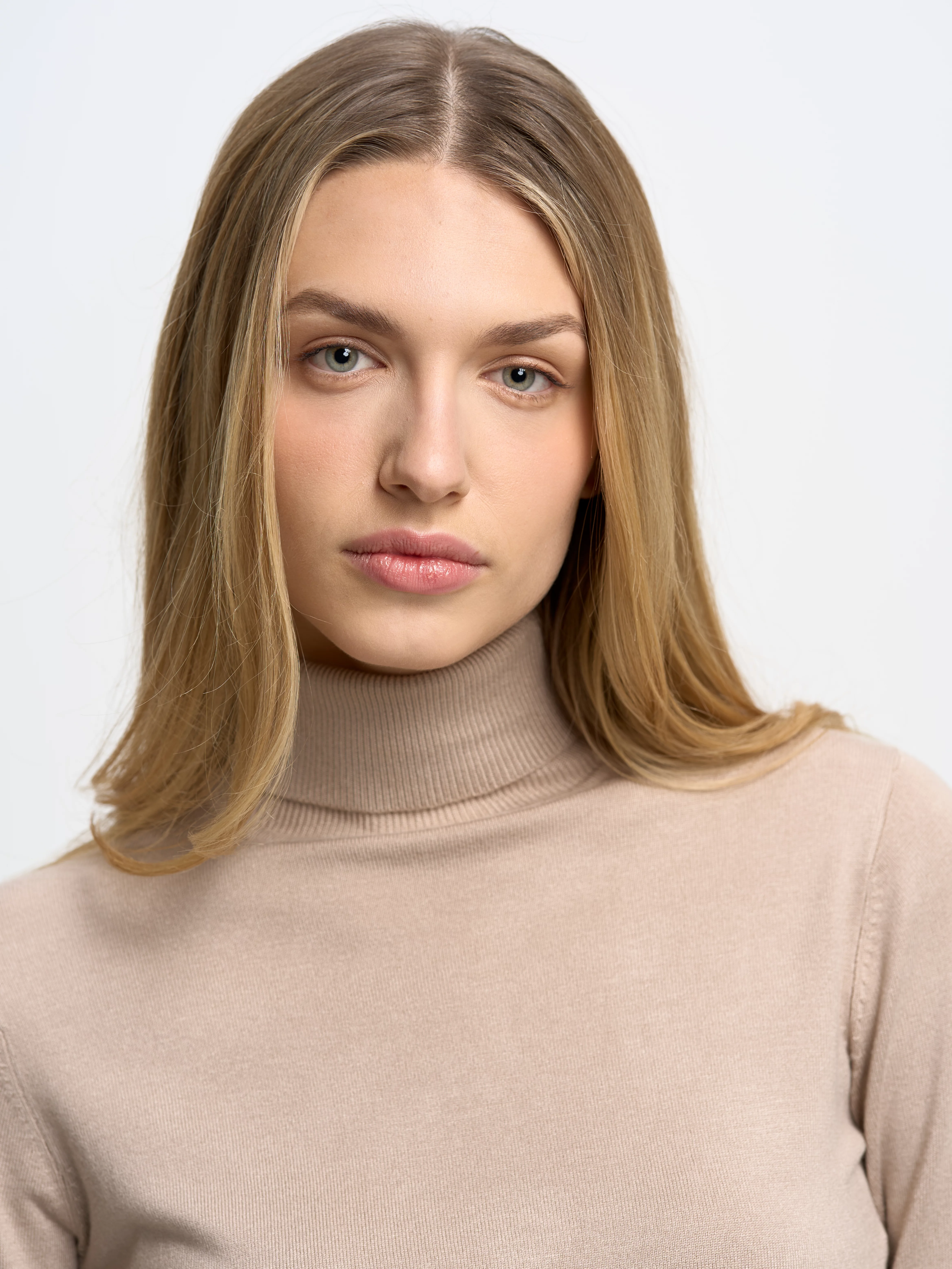 Sweter damski z golfem beżowy Charlinka 801