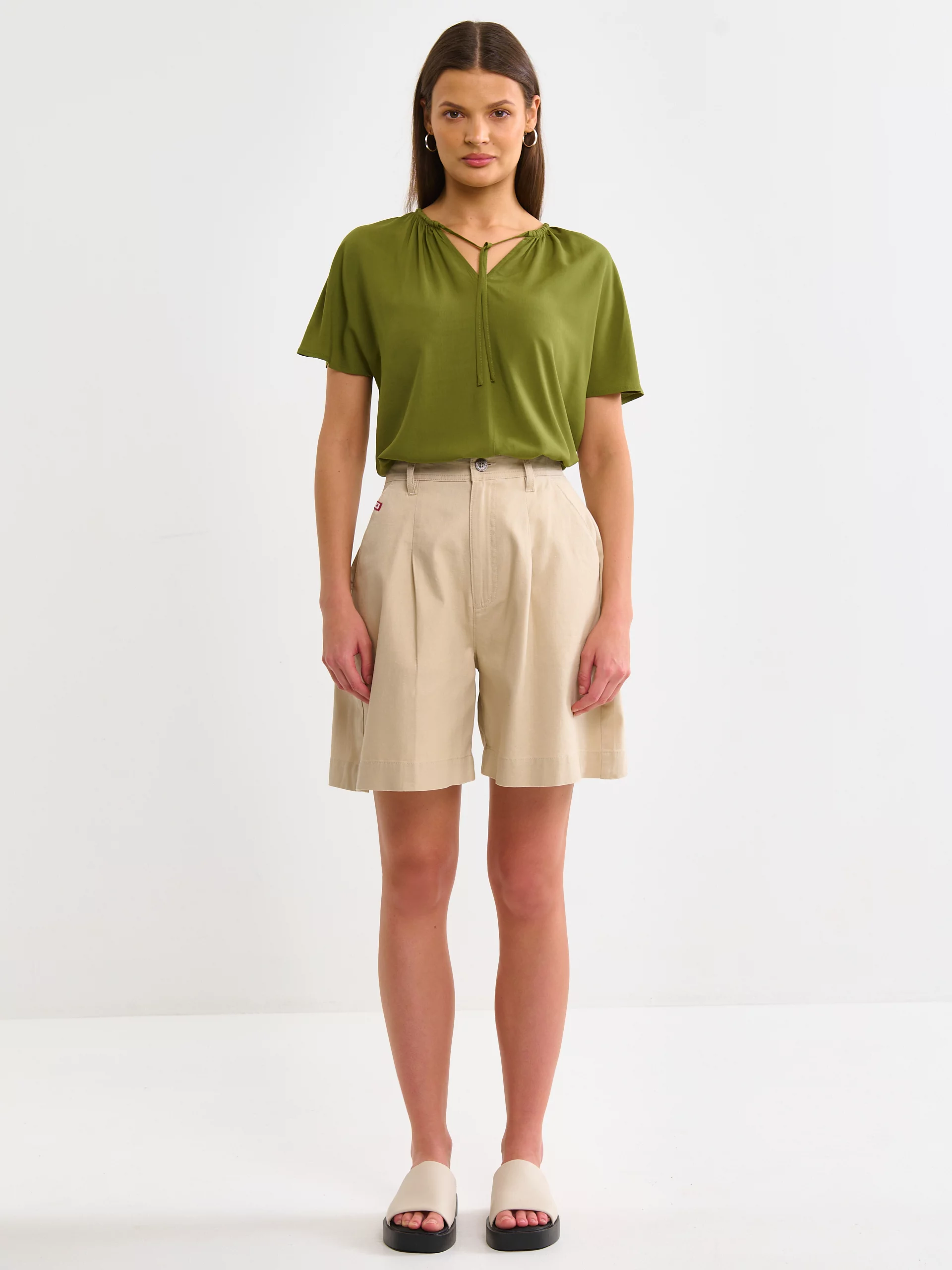 Bluzka damska z wiskozy z ozdobnym wiązaniem przy dekolcie zielona Kortini 303