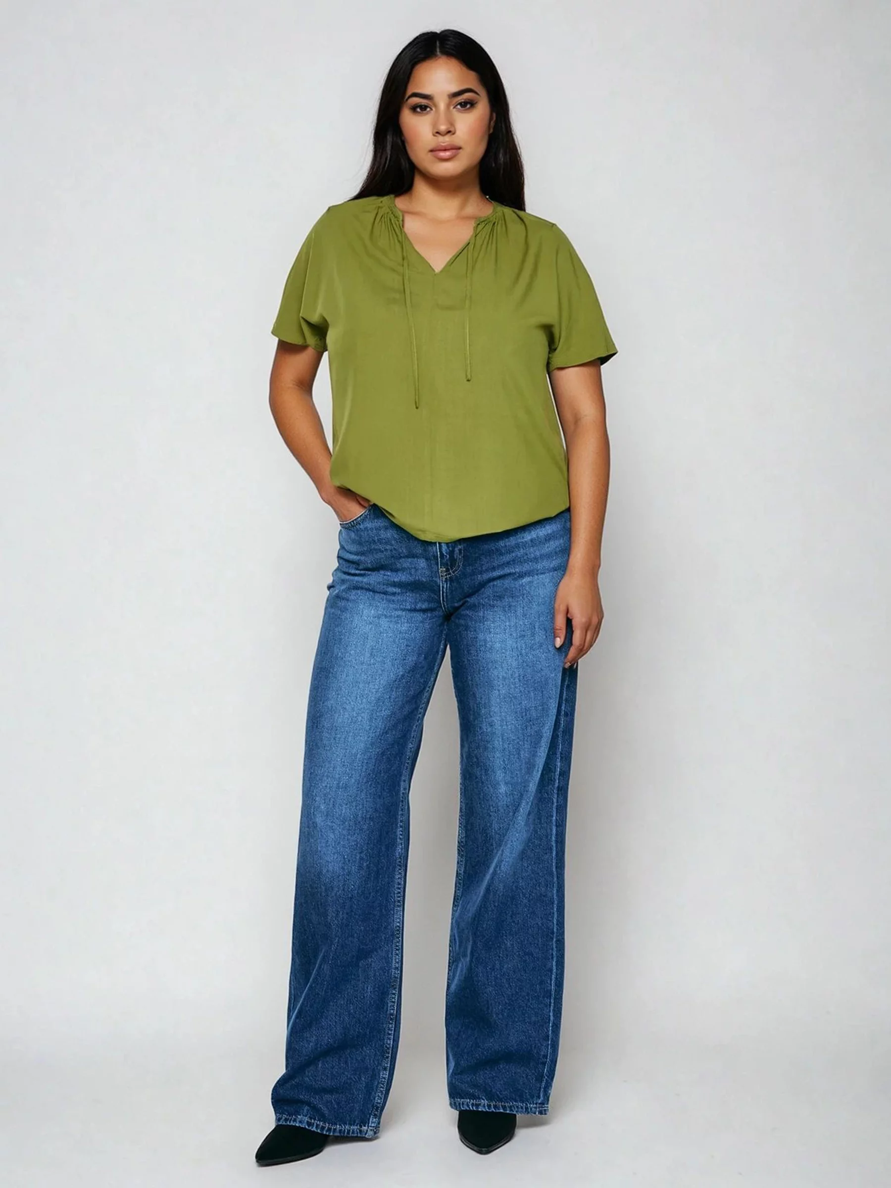 Bluzka damska z wiskozy z ozdobnym wiązaniem przy dekolcie zielona Kortini 303