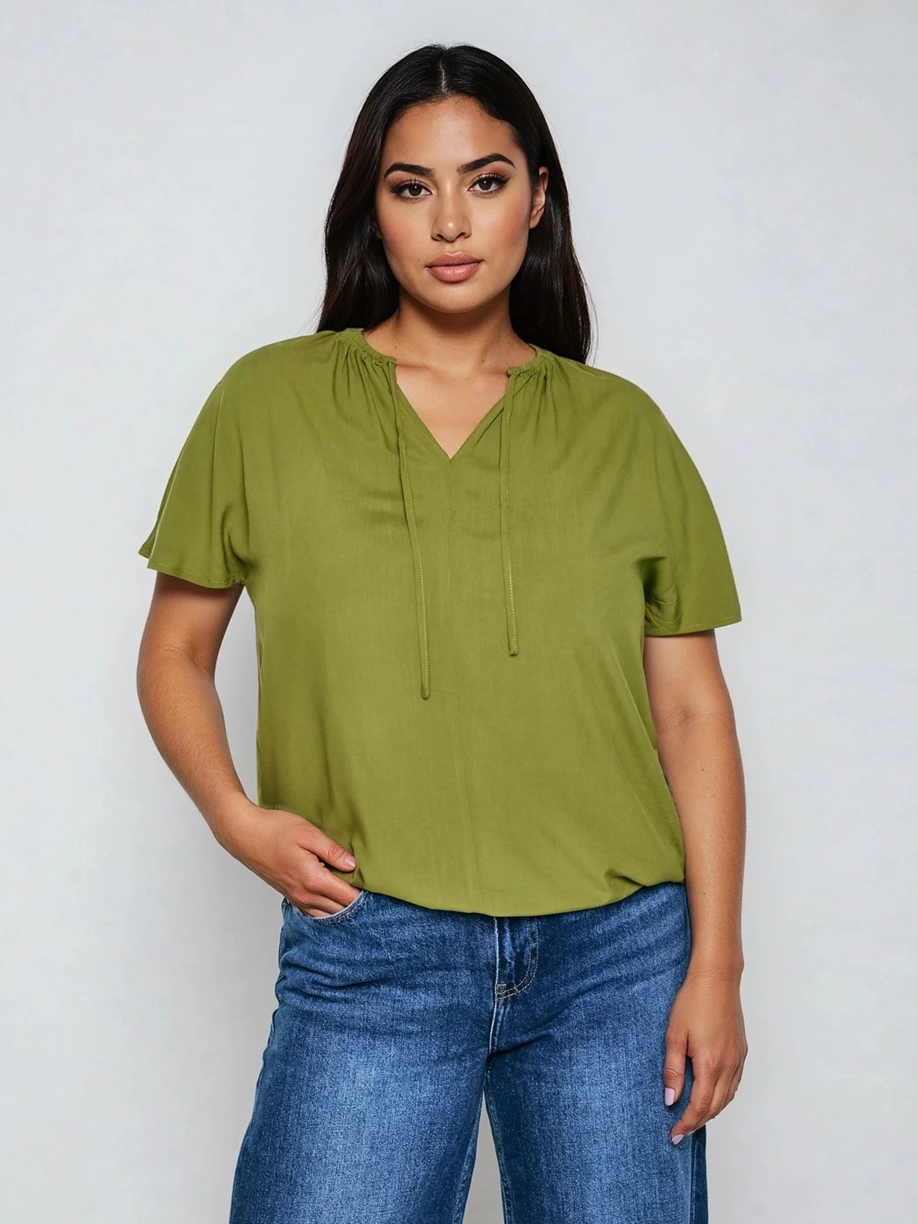 Bluzka damska z wiskozy z ozdobnym wiązaniem przy dekolcie zielona Kortini 303