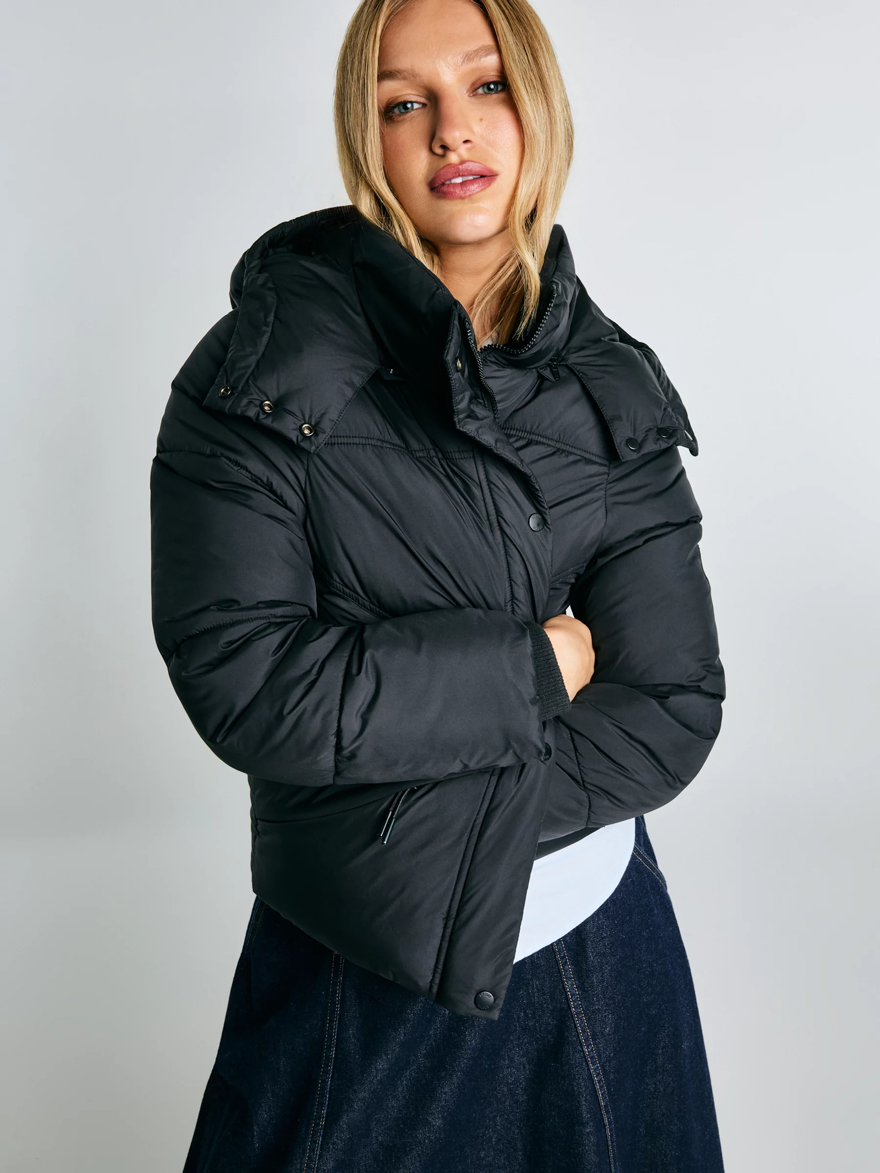 Kurtka damska pikowana z odpinanym kapturem czarna Kelviana 906