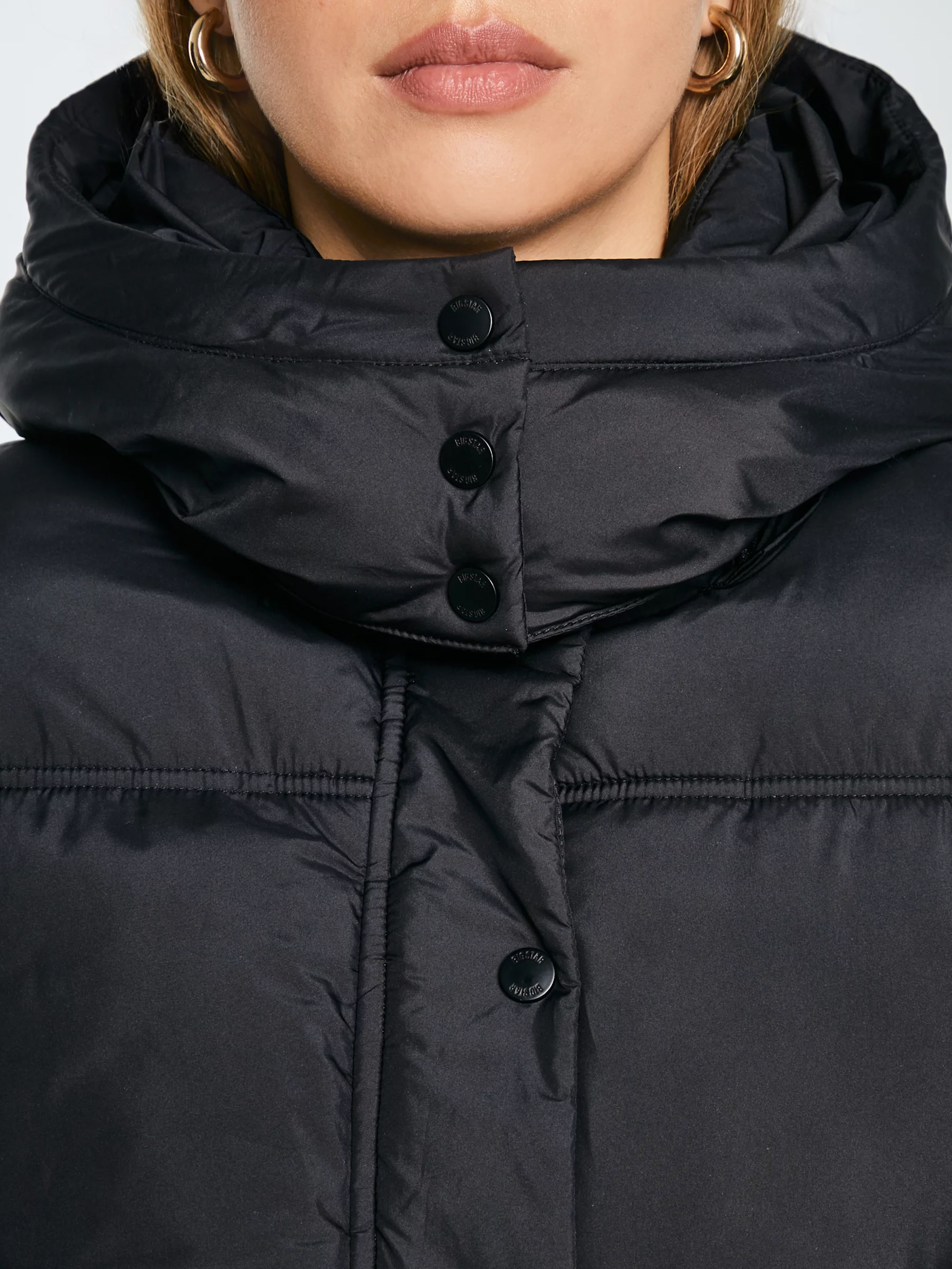 Kurtka damska pikowana z odpinanym kapturem czarna Kelviana 906