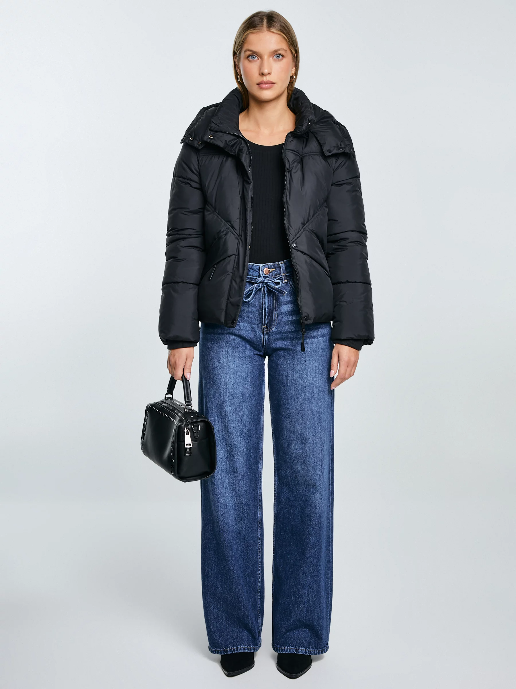 Kurtka damska pikowana z odpinanym kapturem czarna Kelviana 906