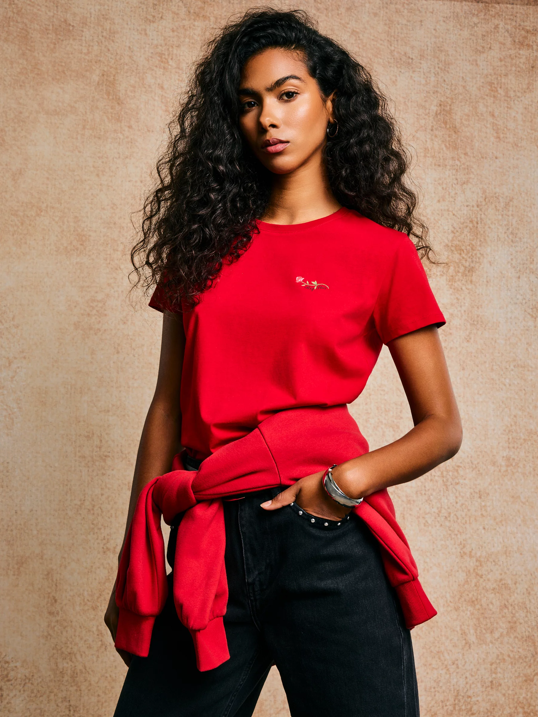 Koszulka damska z niewielkim haftem na piersi czerwona Lidia 603