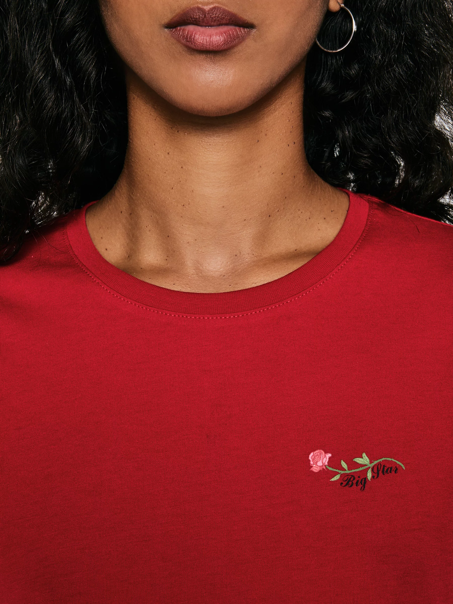 Koszulka damska z niewielkim haftem na piersi czerwona Lidia 603