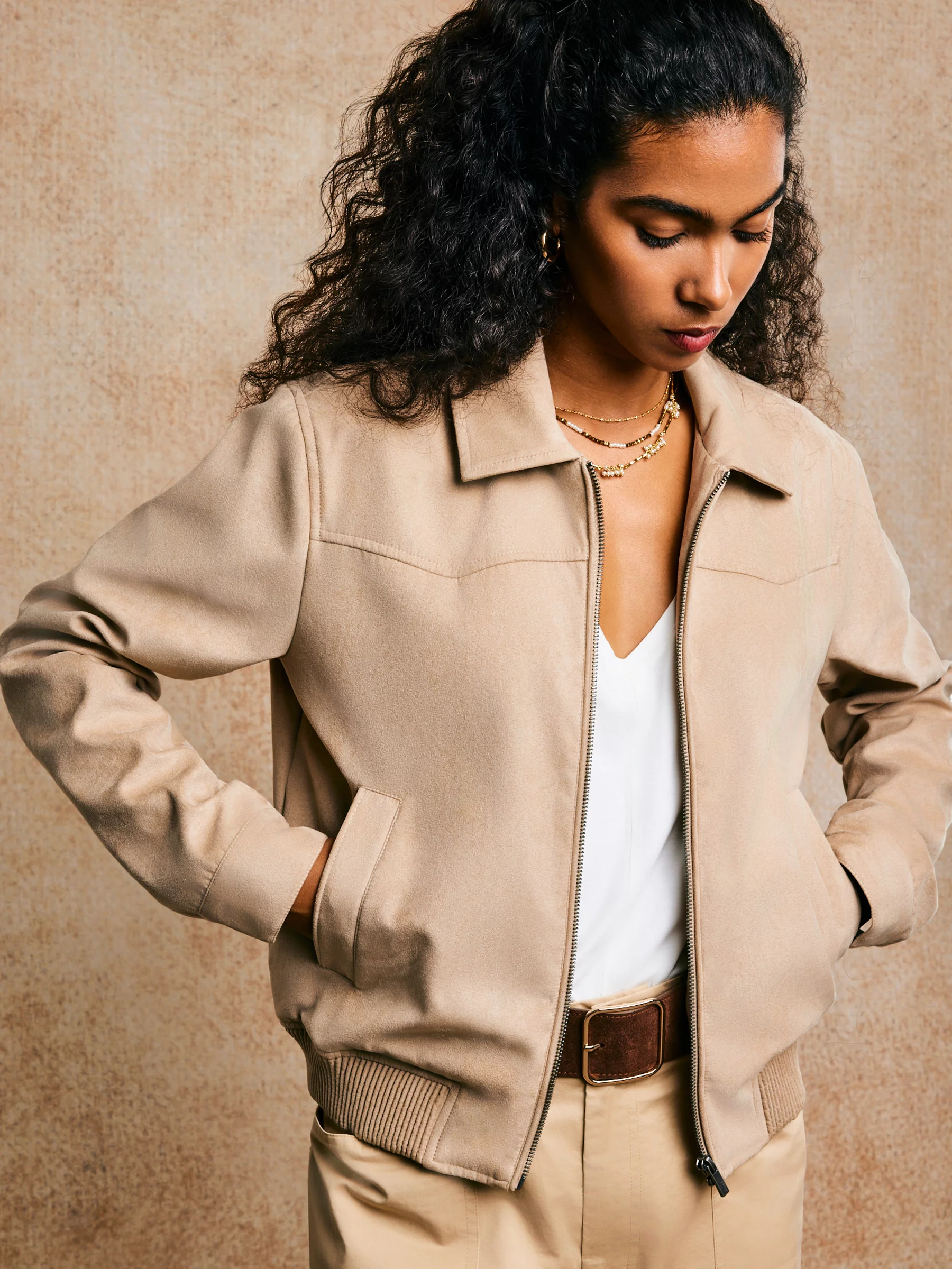 Kurtka damska bomberka z imitacji zamszu beżowa Arisash 805