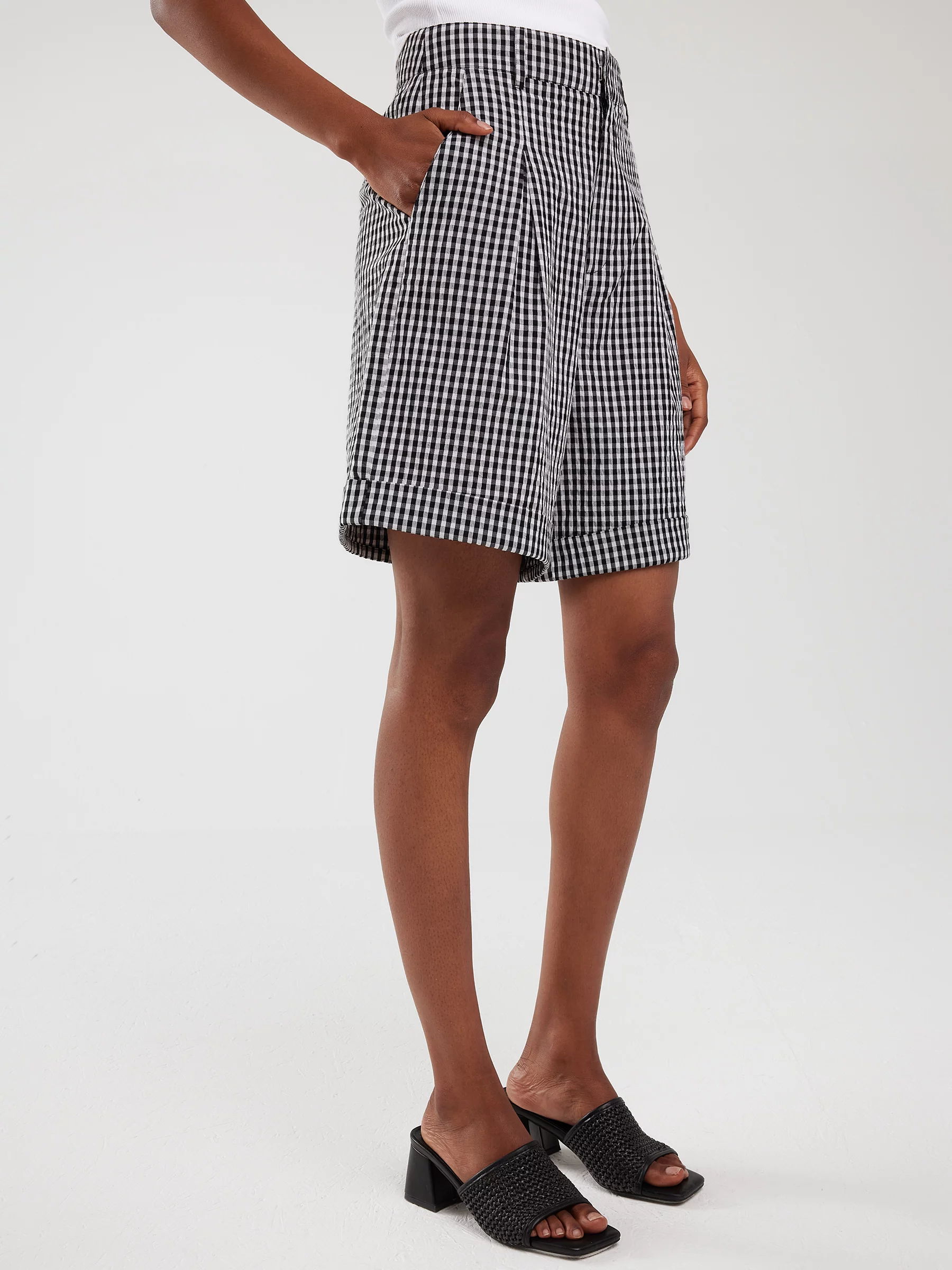 Szorty damskie z wysokim stanem w drobną kratę biało-czarne Pollini 906