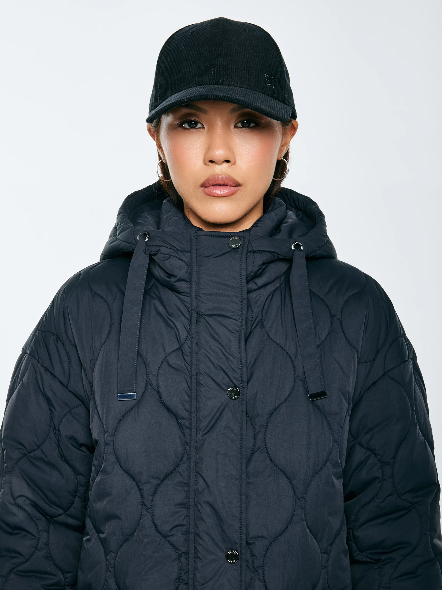 Płaszcz damski oversize z ozdobnym pikowaniem czarny Kinnetisa 906