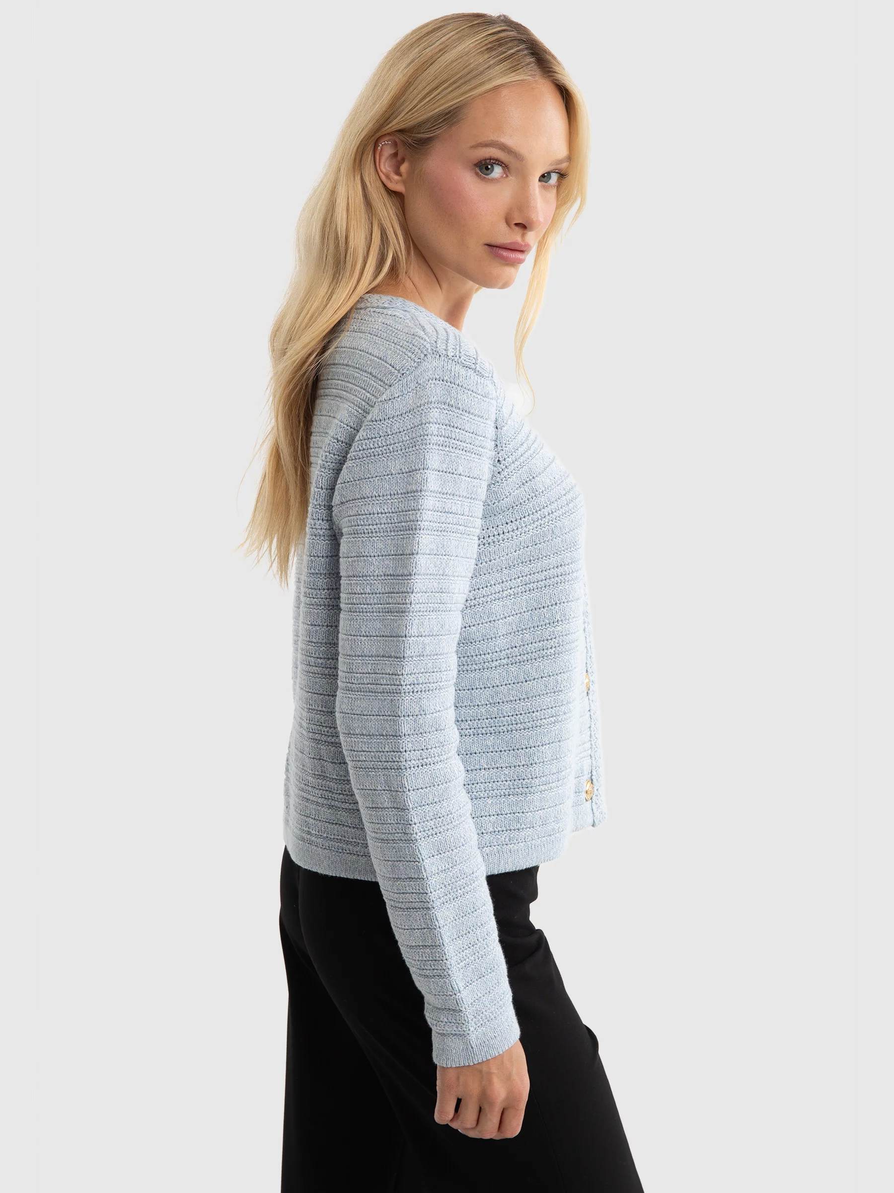 Sweter damski z ozdobnymi guzikami blękitny Marinara 400