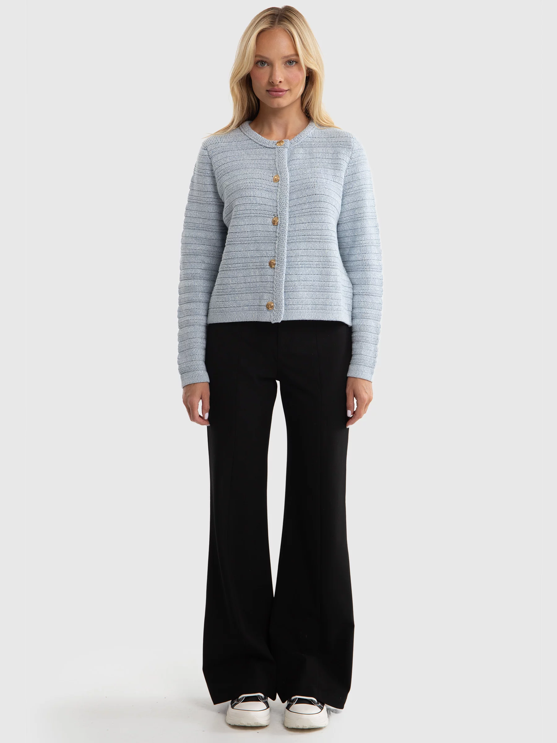 Sweter damski z ozdobnymi guzikami blękitny Marinara 400