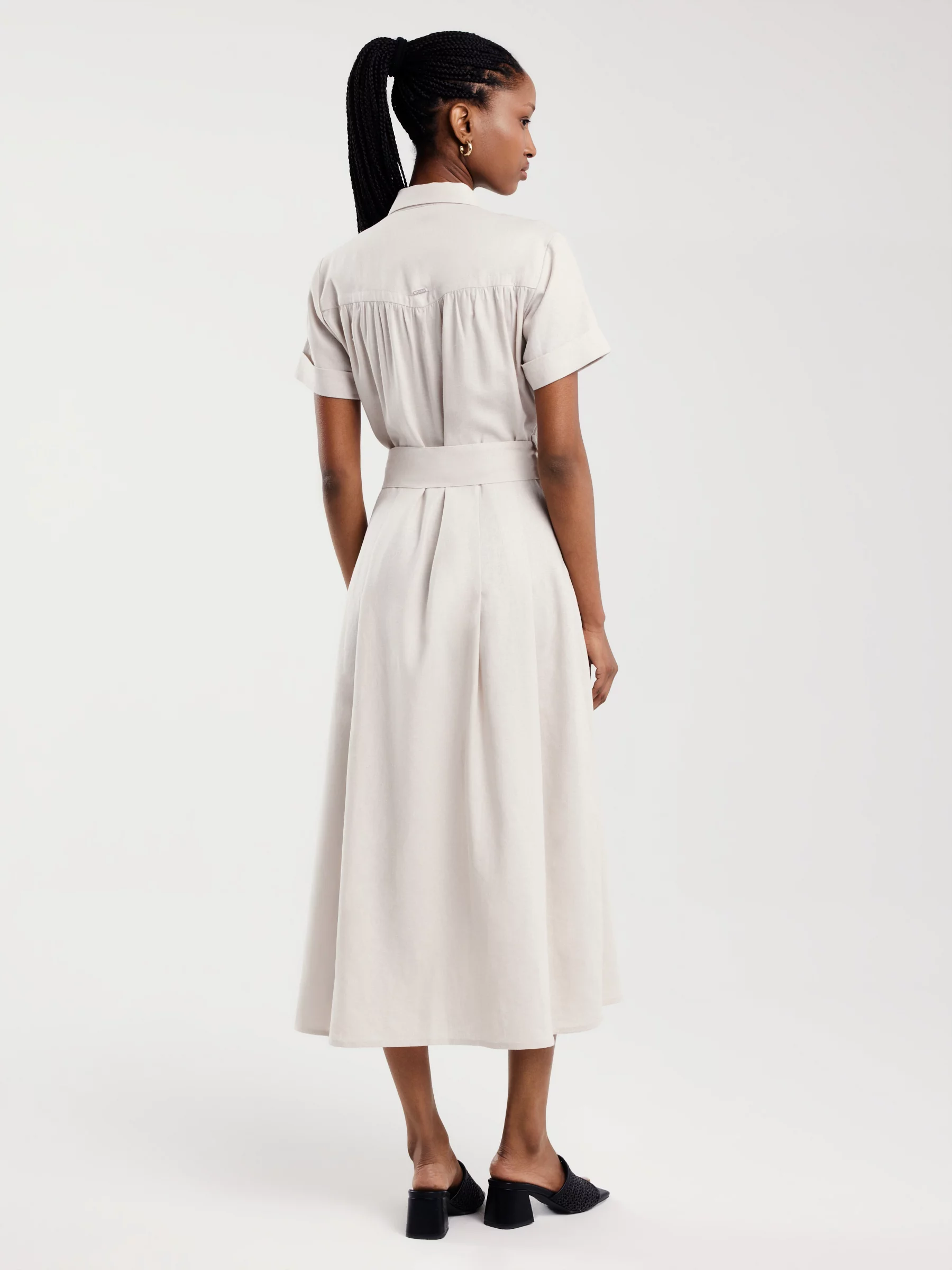 Sukienka damska midi lniana z wiązaniem w pasie beżowa Okire 800