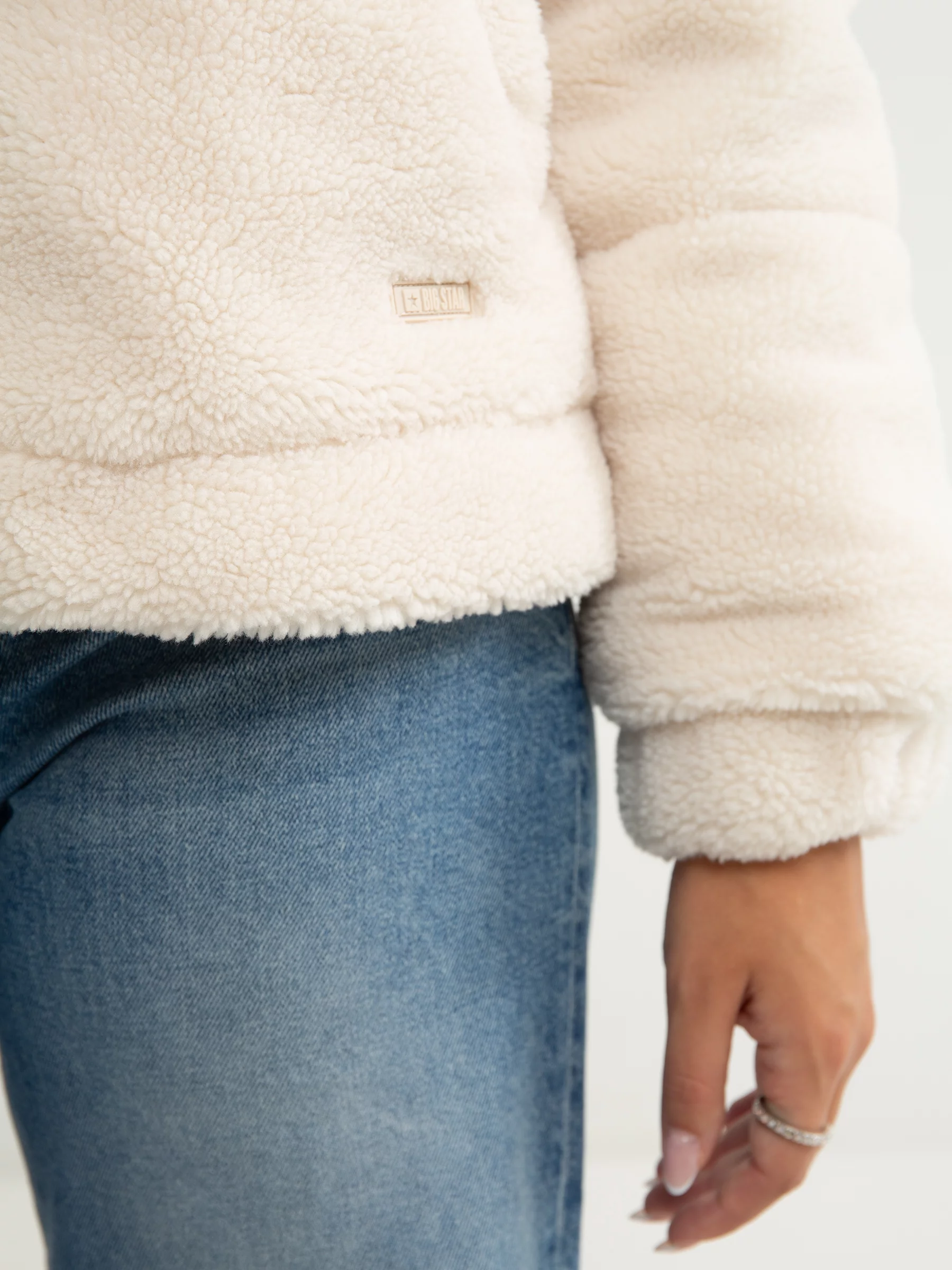 Kurtka dziewczęca z wysokim kołnierzem kremowa Teddi 103