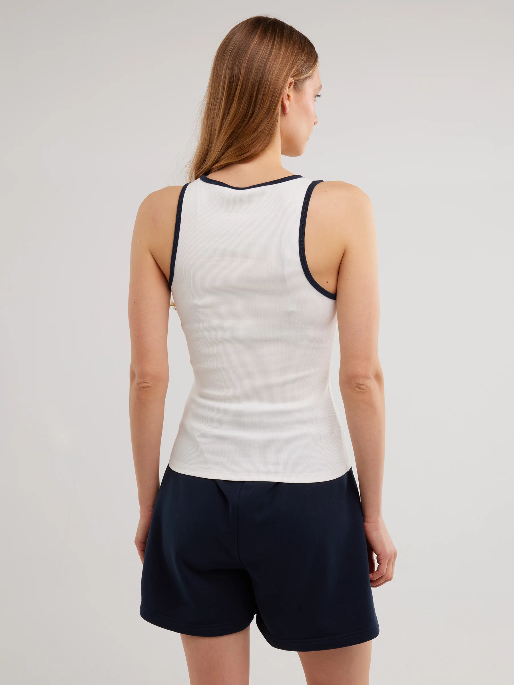 Koszulka damska na ramiączkach z kontrastowym wykoŅczeniem biała Arisa 100