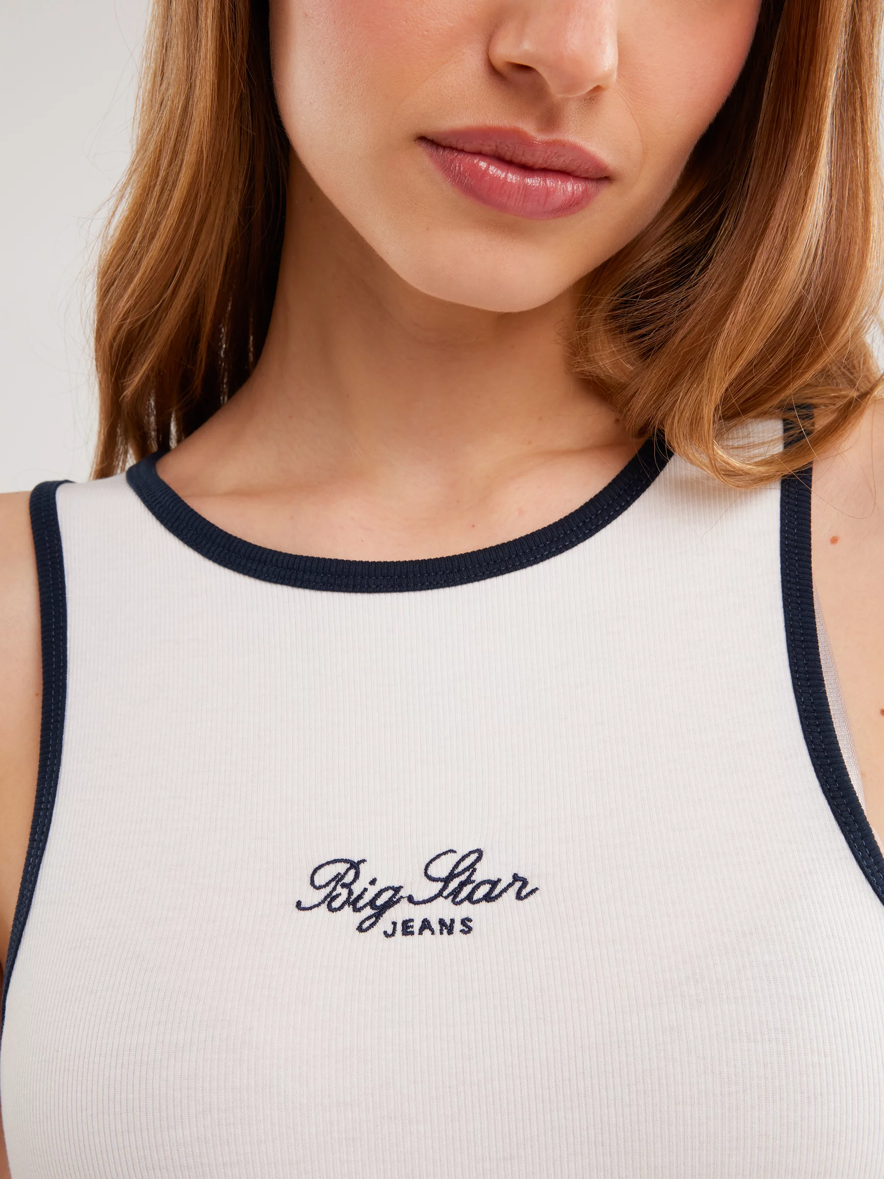 Koszulka damska na ramiączkach z kontrastowym wykoŅczeniem biała Arisa 100