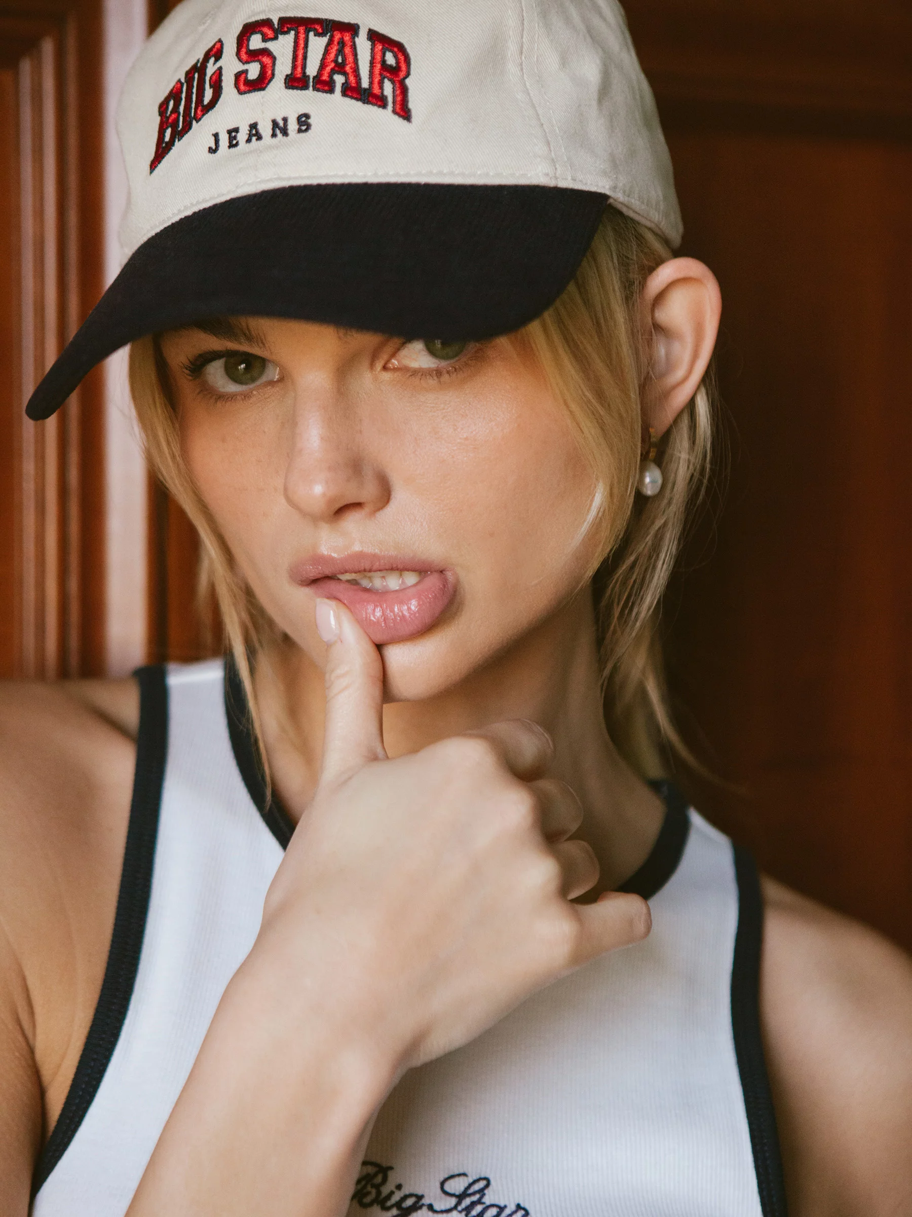 Koszulka damska na ramiączkach z kontrastowym wykoŅczeniem biała Arisa 100