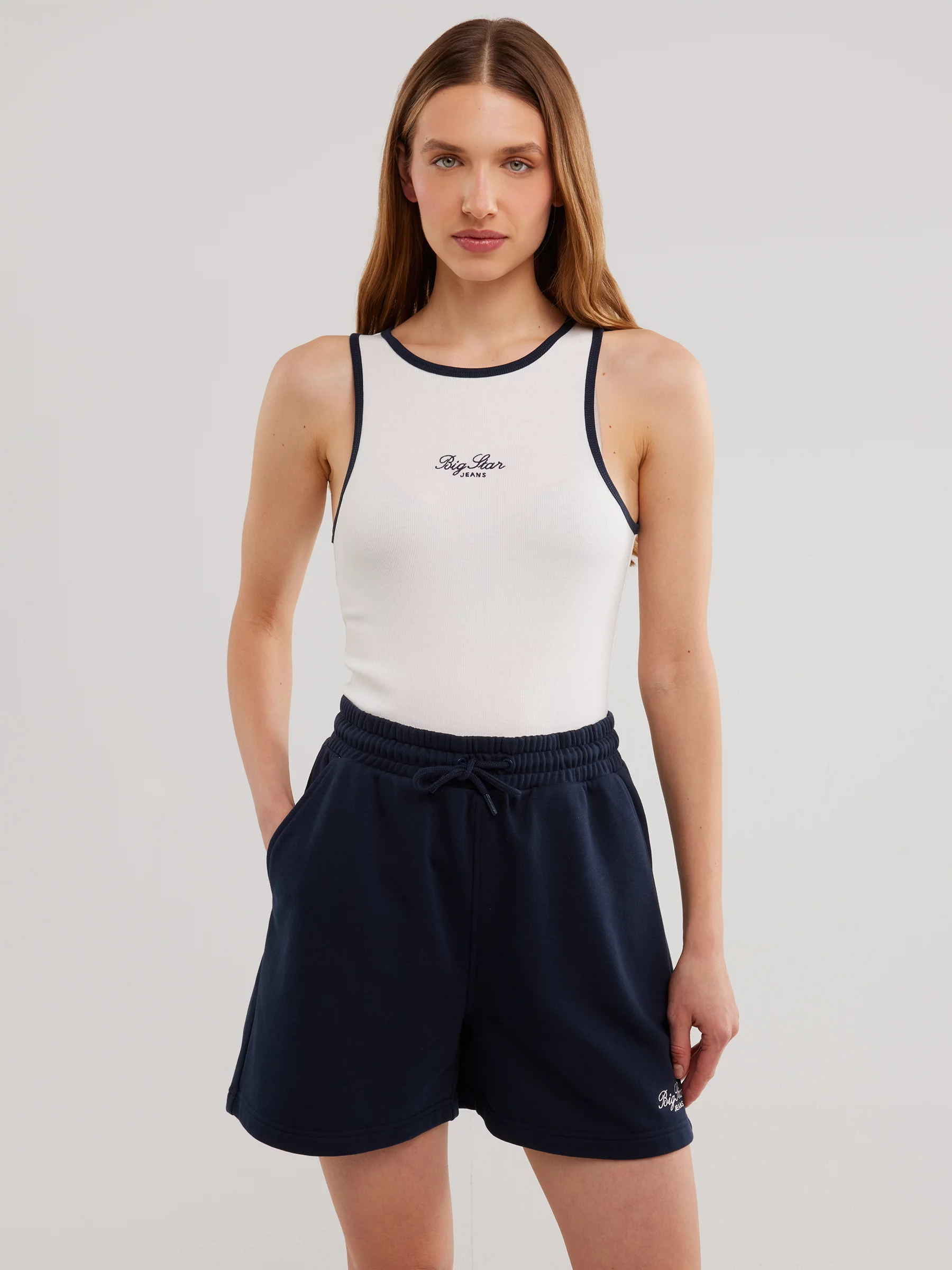 Koszulka damska na ramiączkach z kontrastowym wykoŅczeniem biała Arisa 100