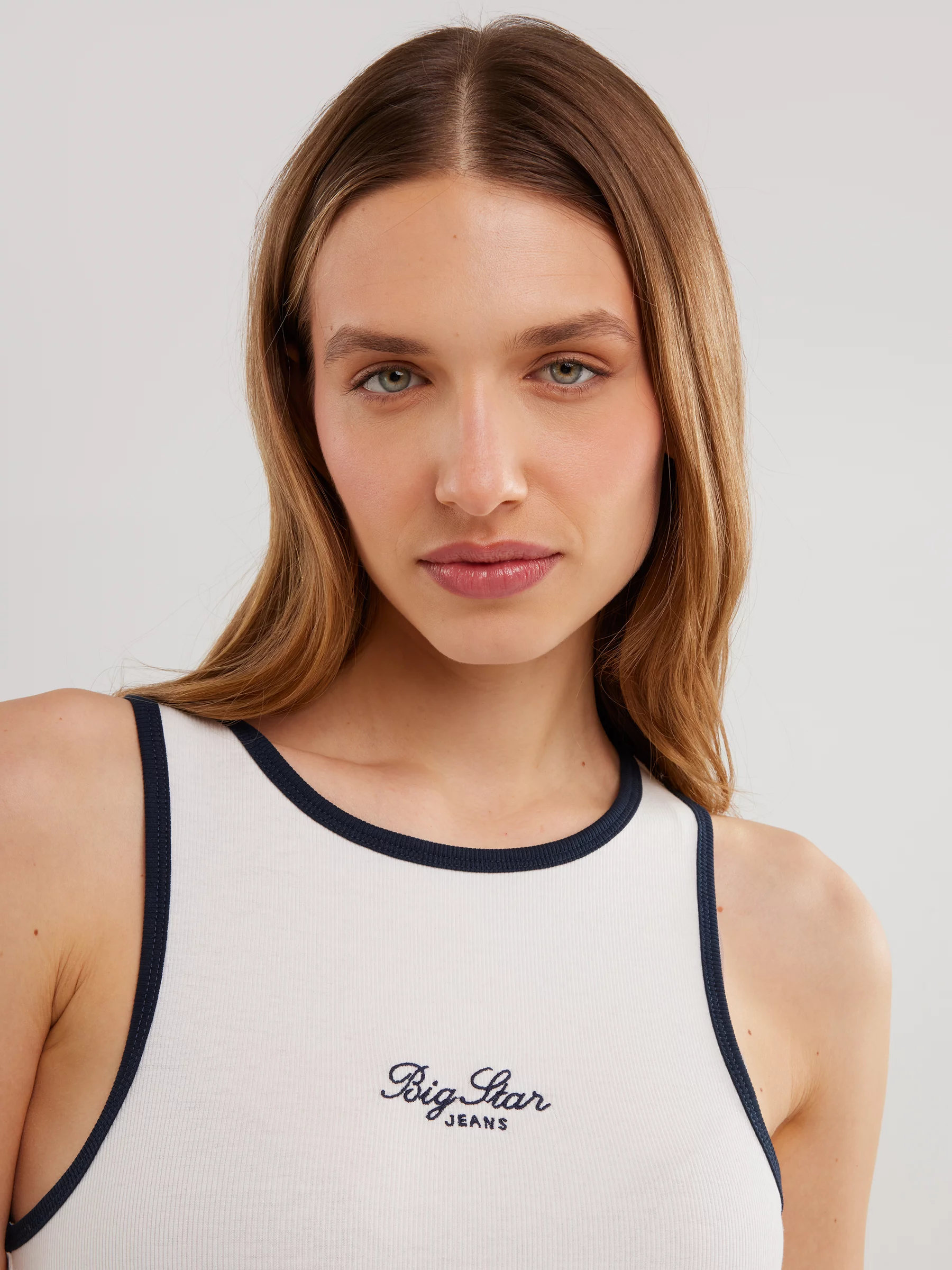 Koszulka damska na ramiączkach z kontrastowym wykoŅczeniem biała Arisa 100