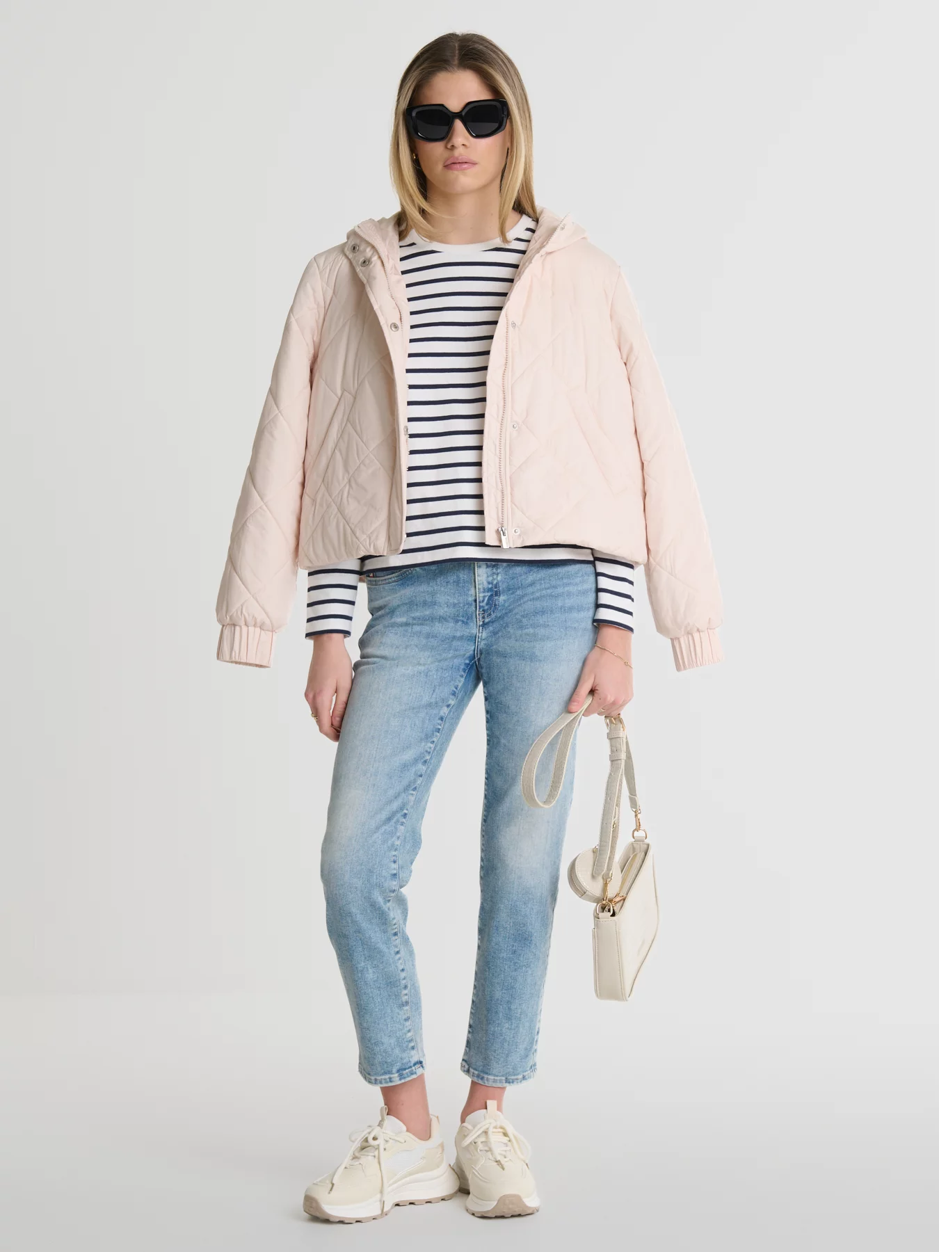 Jeansy damskie z krótką nogawką jasnoniebieskie Adela Cropped 108