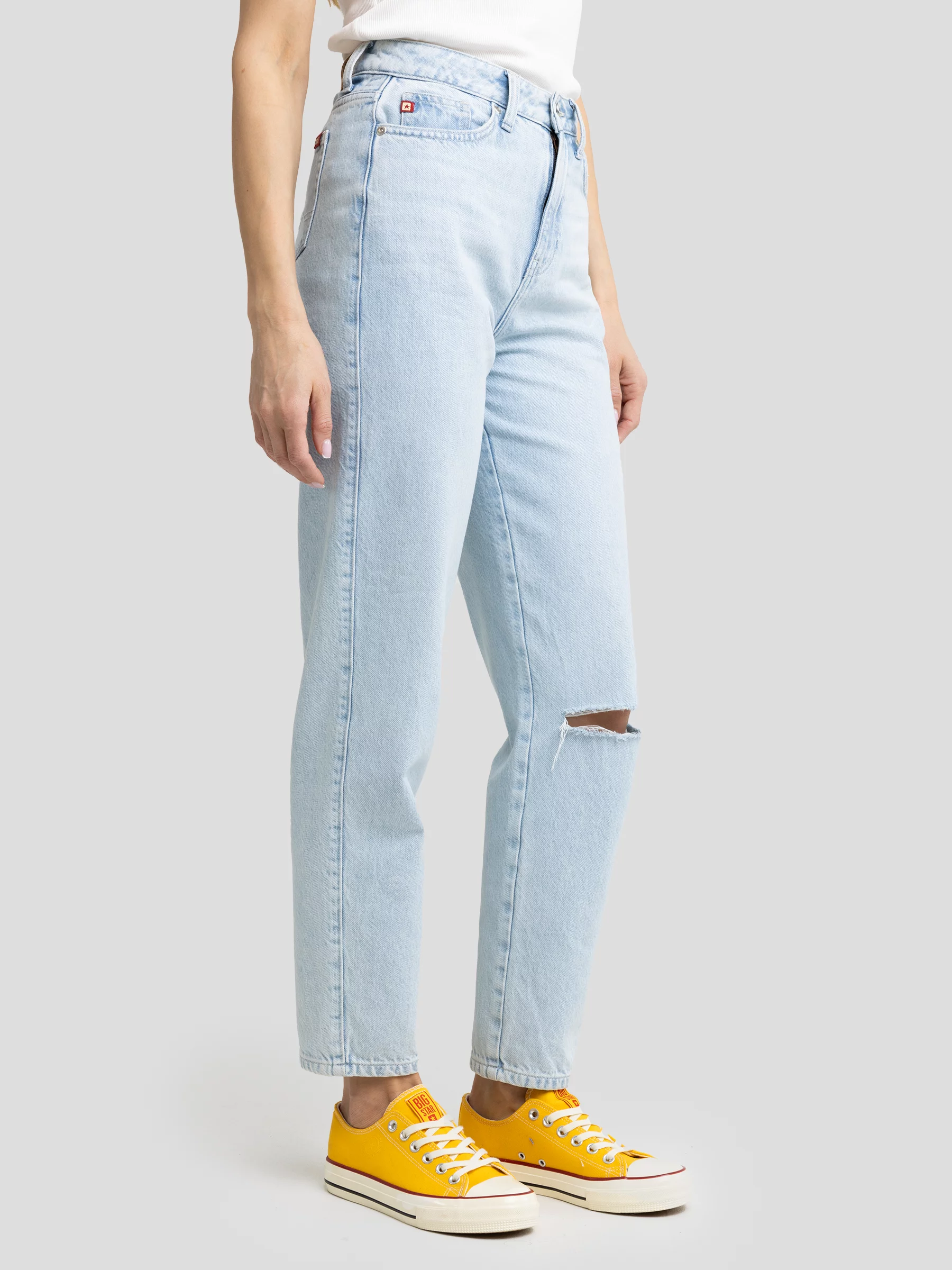 Jeansy damskie mom jeans z dziurą jasnoniebieskie Silla 122