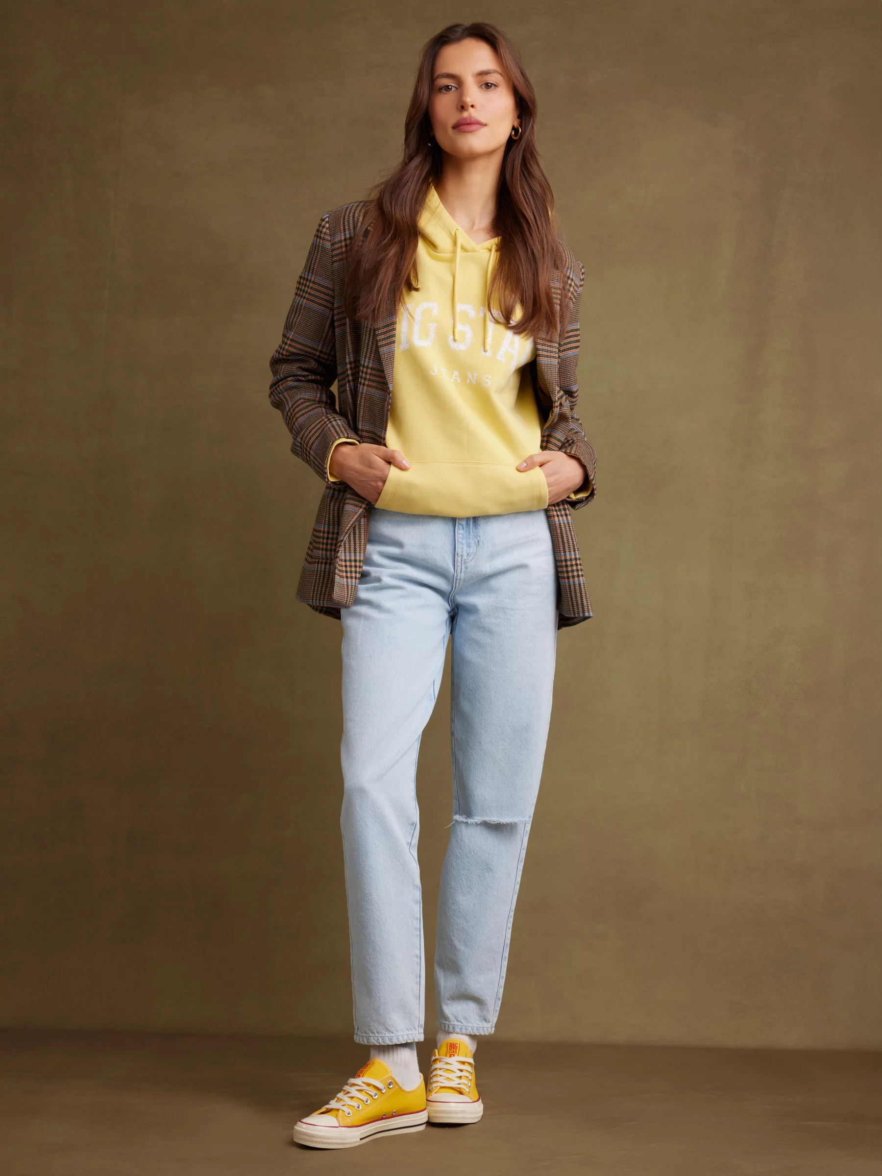 Jeansy damskie mom jeans z dziurą jasnoniebieskie Silla 122