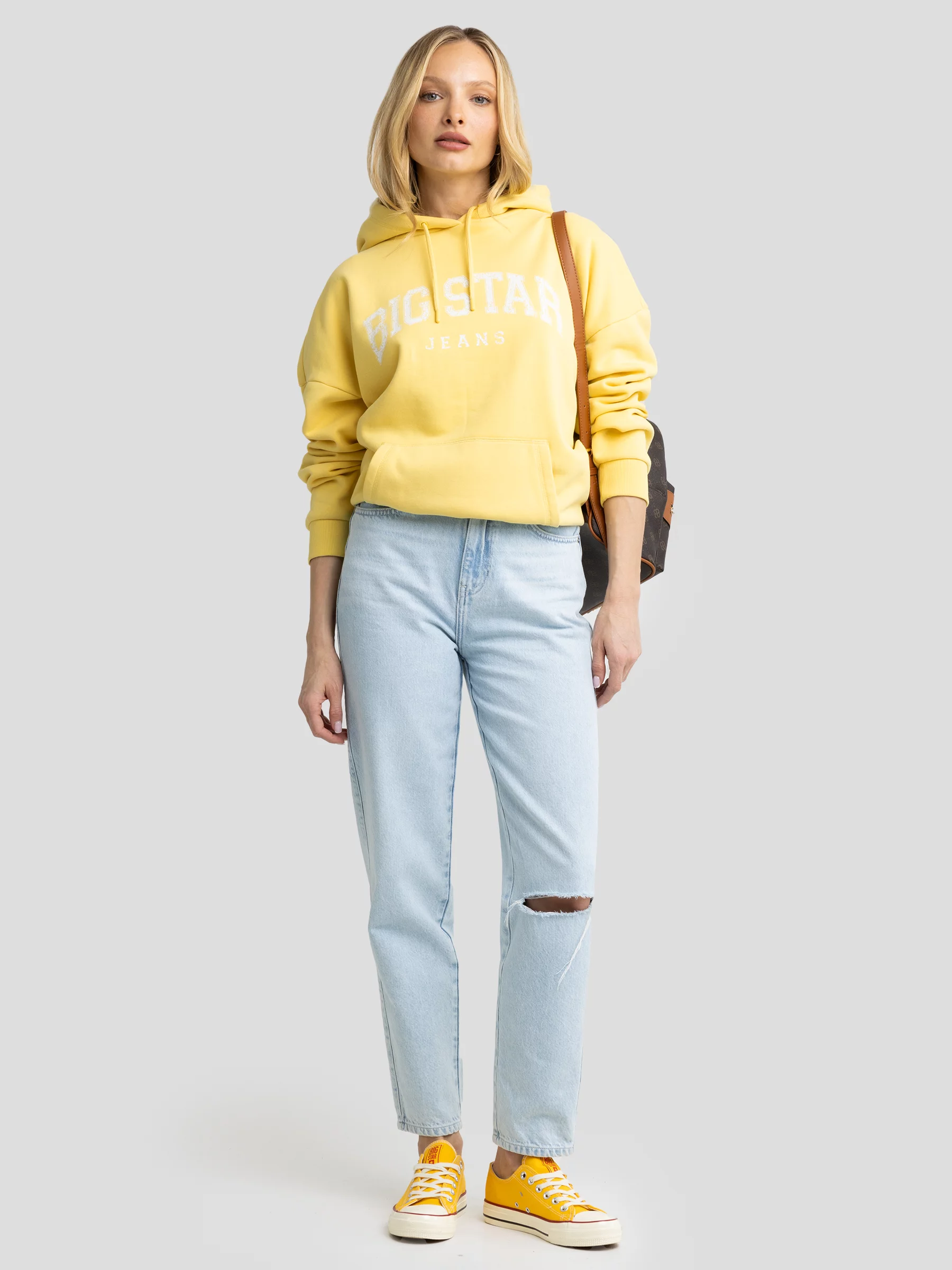 Jeansy damskie mom jeans z dziurą jasnoniebieskie Silla 122