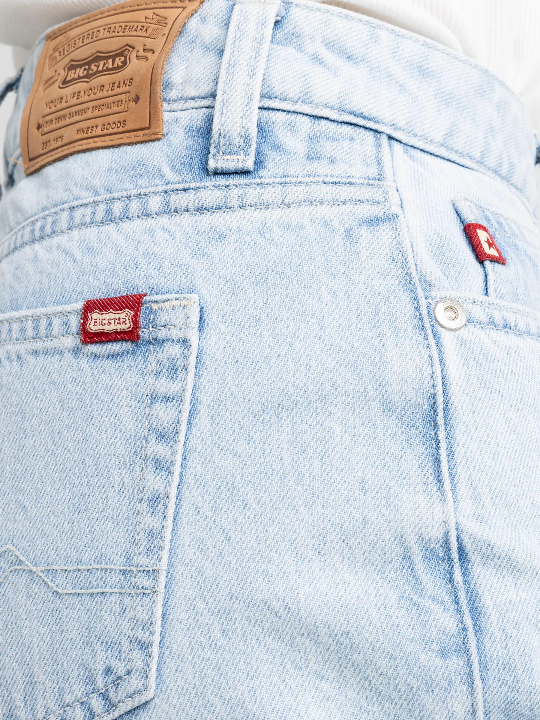 Jeansy damskie mom jeans z dziurą jasnoniebieskie Silla 122