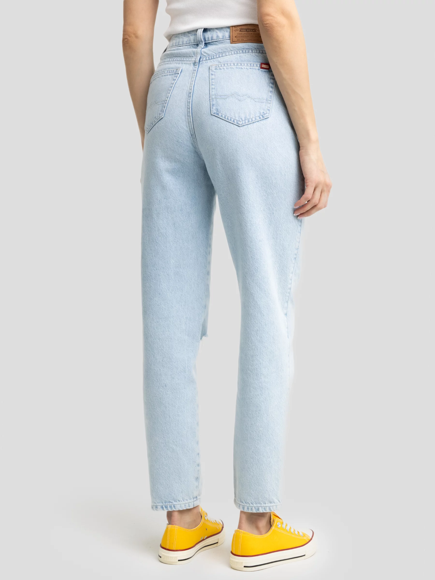 Jeansy damskie mom jeans z dziurą jasnoniebieskie Silla 122
