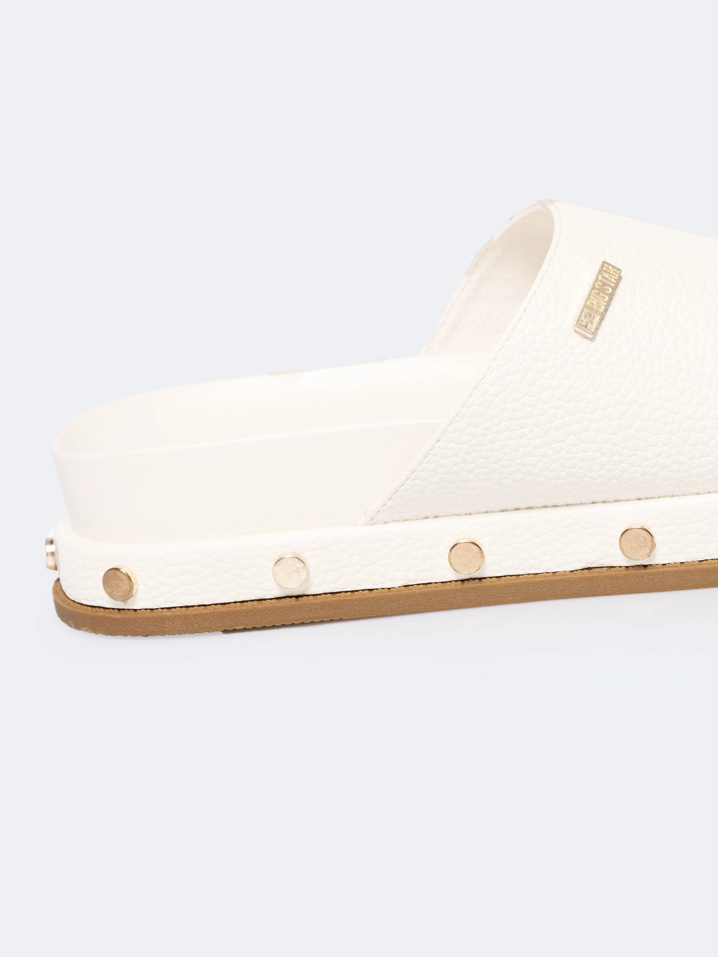 Klapki damskie na podwyższonej podeszwie z ozdobnymi nitami białe RR274216 101