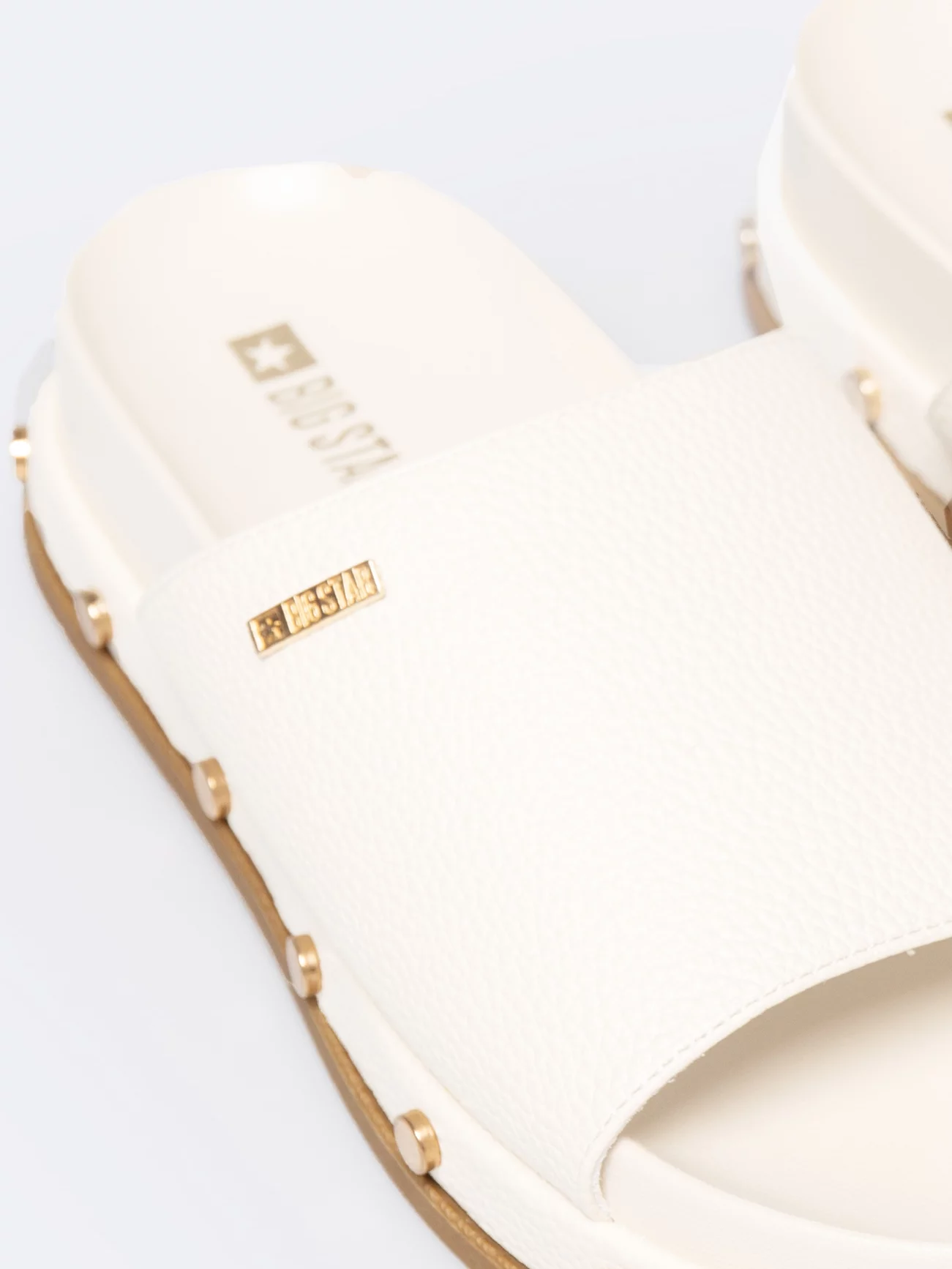 Klapki damskie na podwyższonej podeszwie z ozdobnymi nitami białe RR274216 101