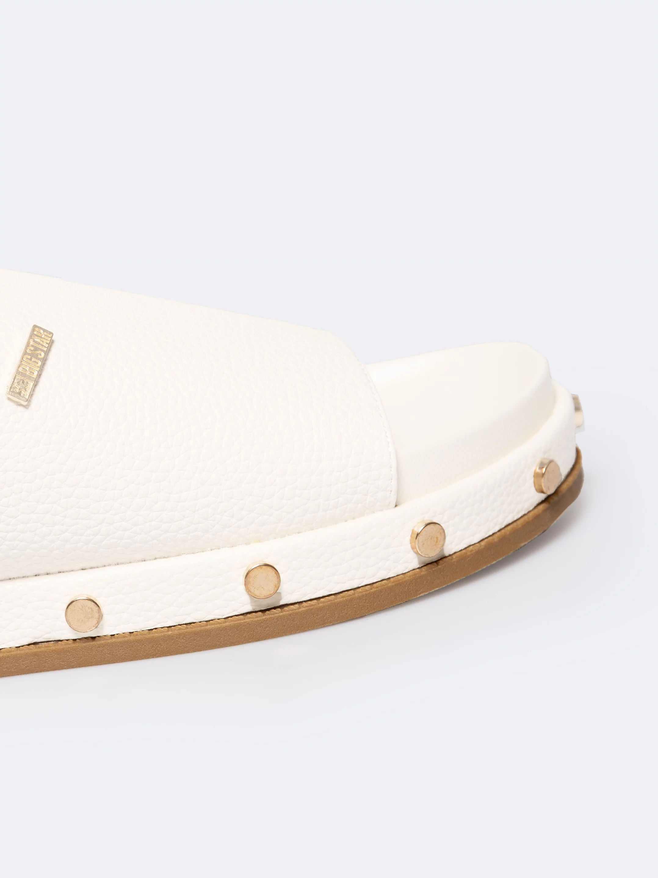 Klapki damskie na podwyższonej podeszwie z ozdobnymi nitami białe RR274216 101