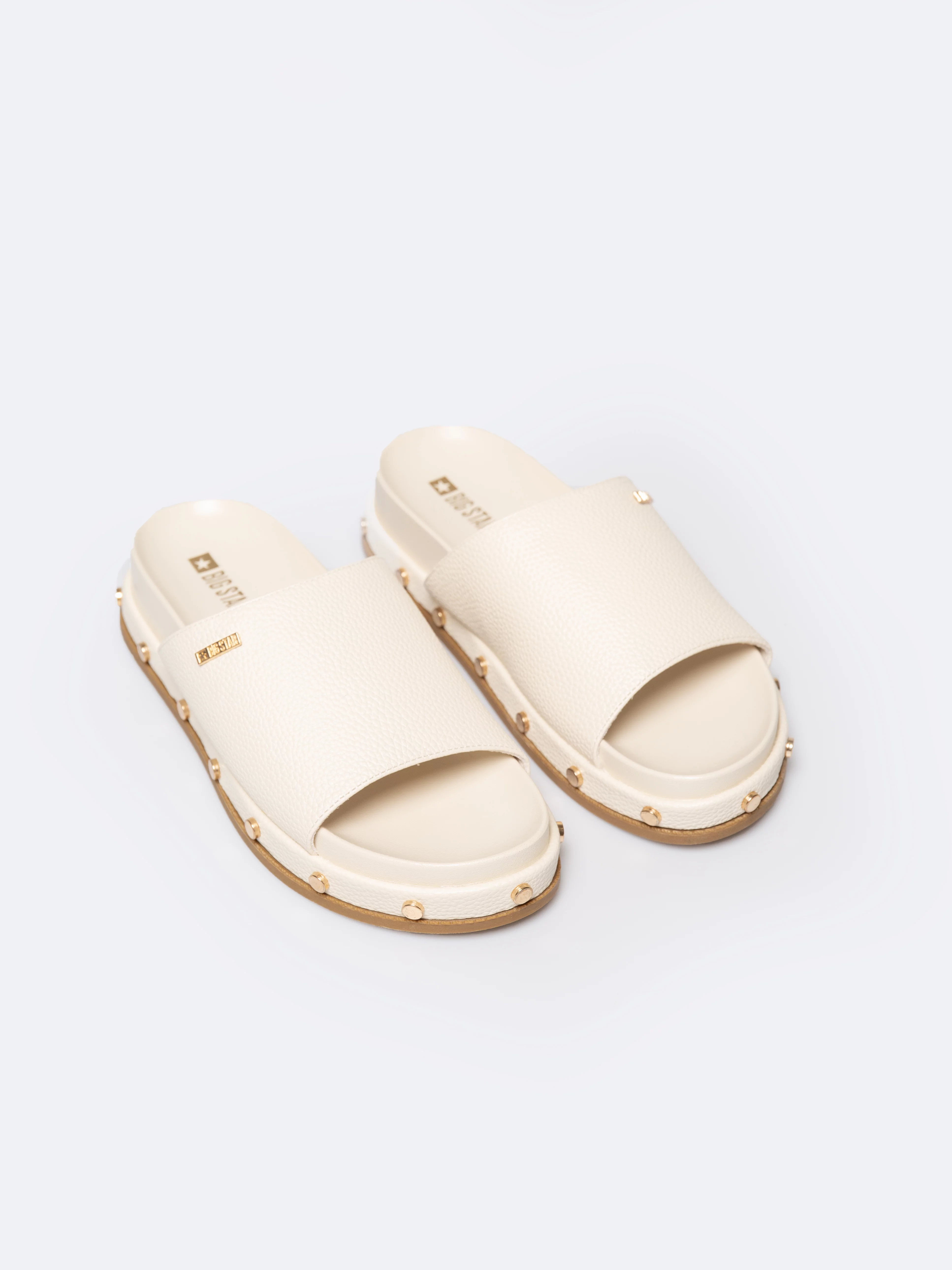 Klapki damskie na podwyższonej podeszwie z ozdobnymi nitami beżowe RR274215 801