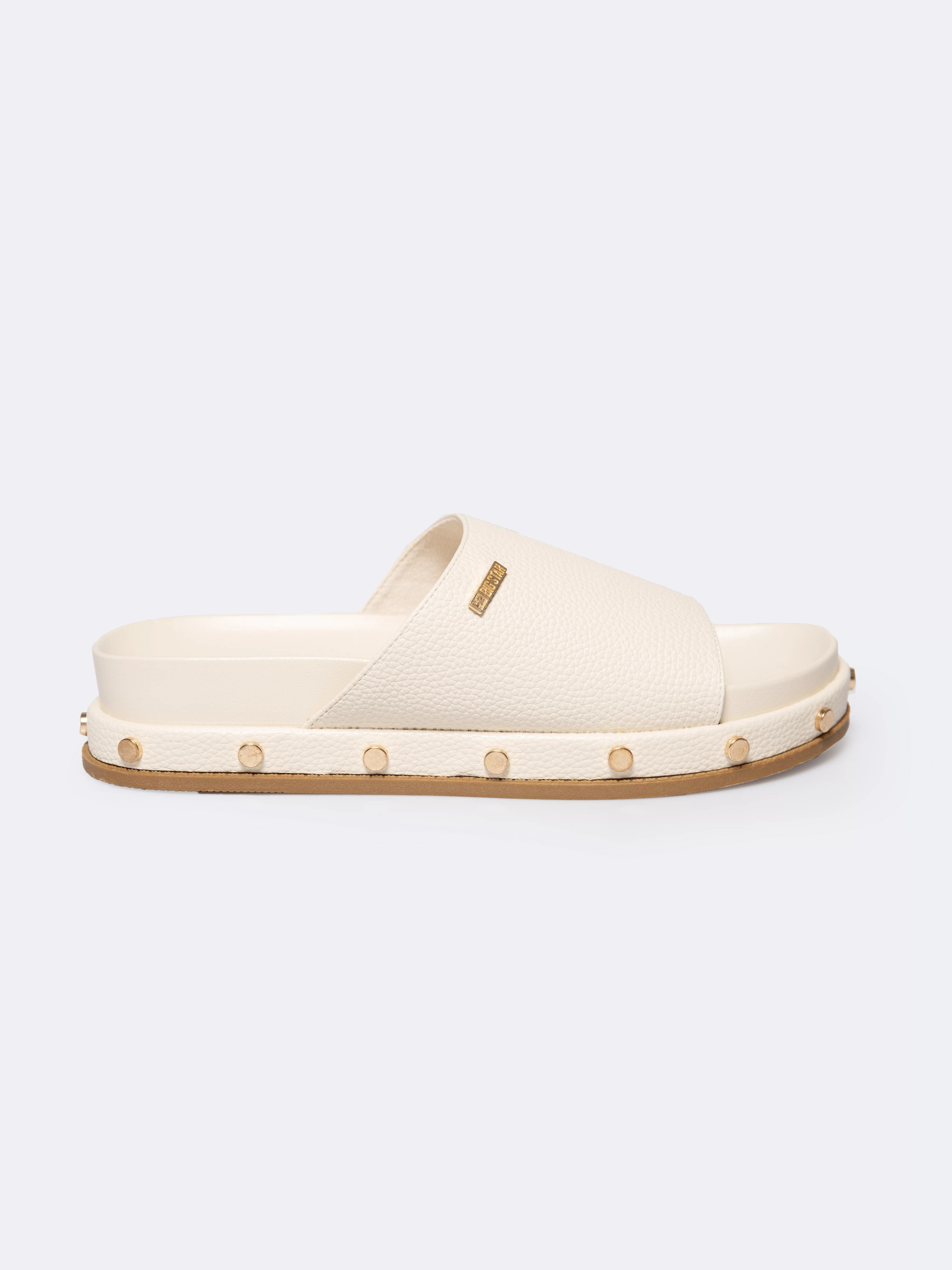 Klapki damskie na podwyższonej podeszwie z ozdobnymi nitami beżowe RR274215 801