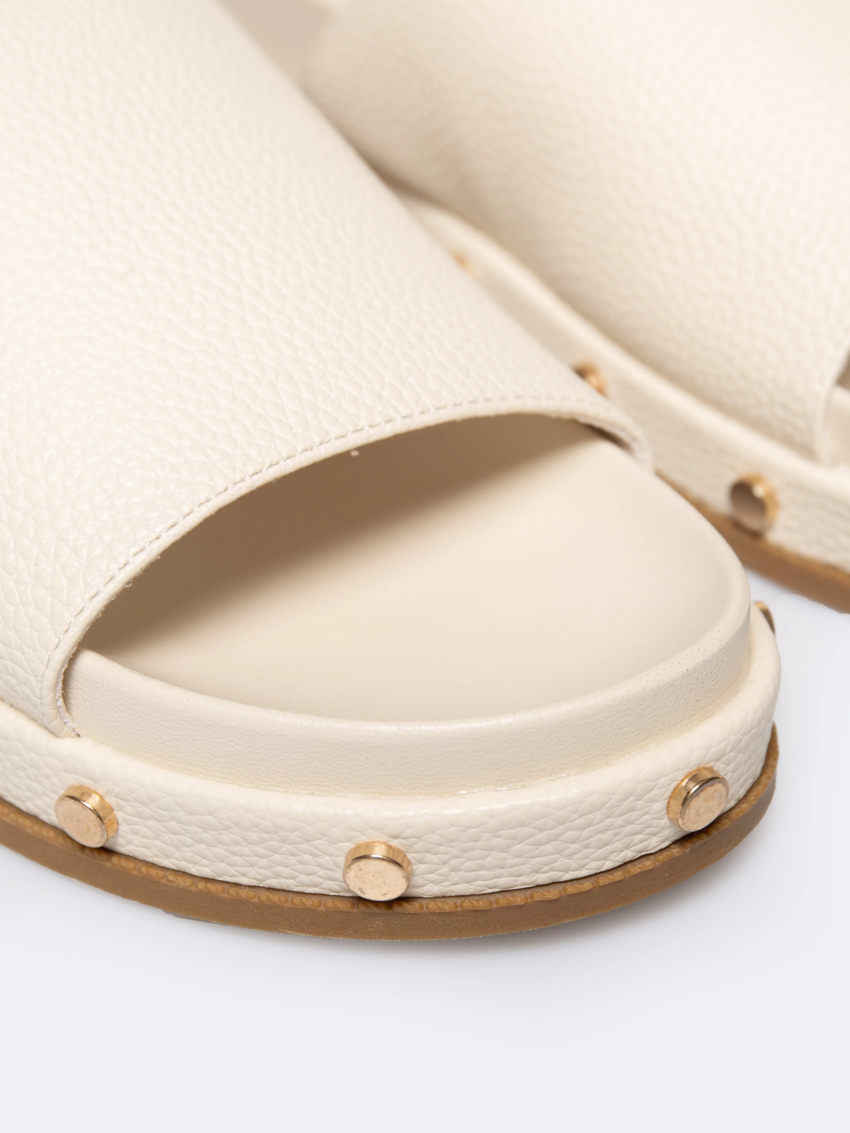 Klapki damskie na podwyższonej podeszwie z ozdobnymi nitami beżowe RR274215 801