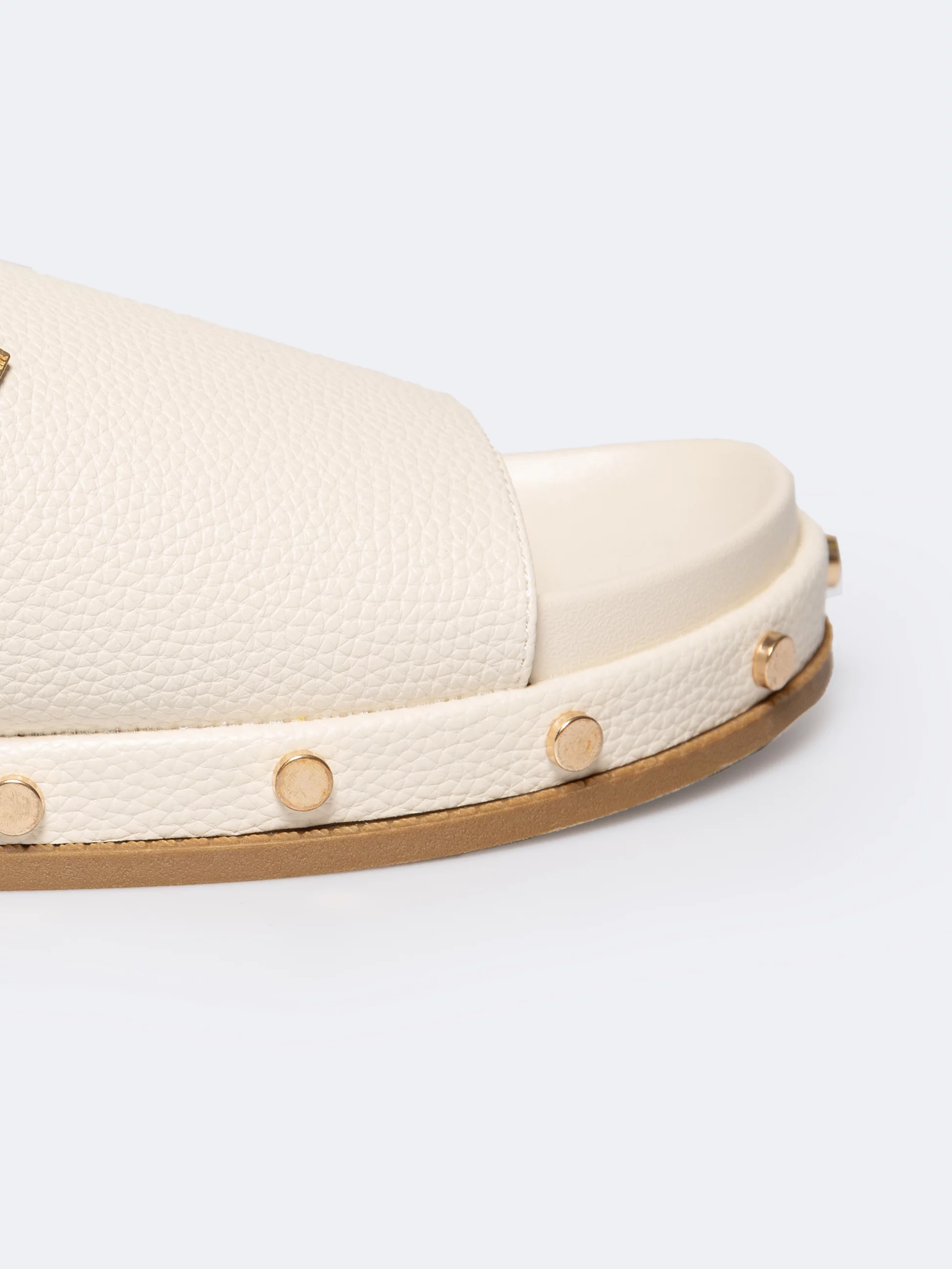 Klapki damskie na podwyższonej podeszwie z ozdobnymi nitami beżowe RR274215 801