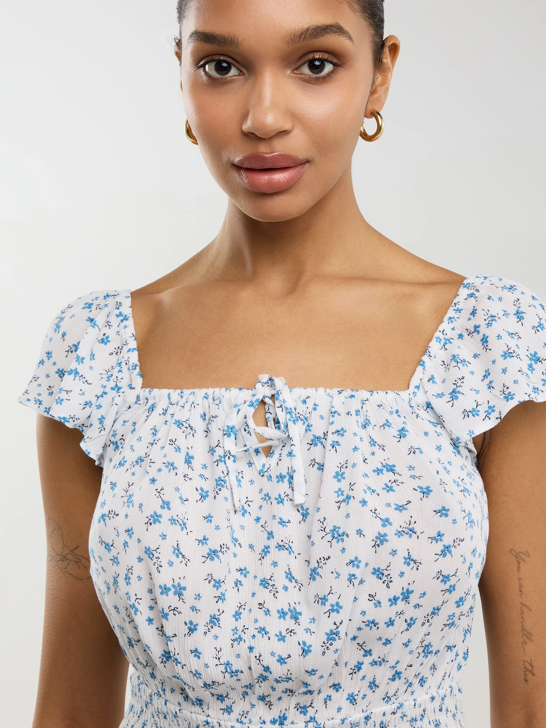 Sukienka damska midi z wiskozy z motywem kwiatowym biała Lopa 100