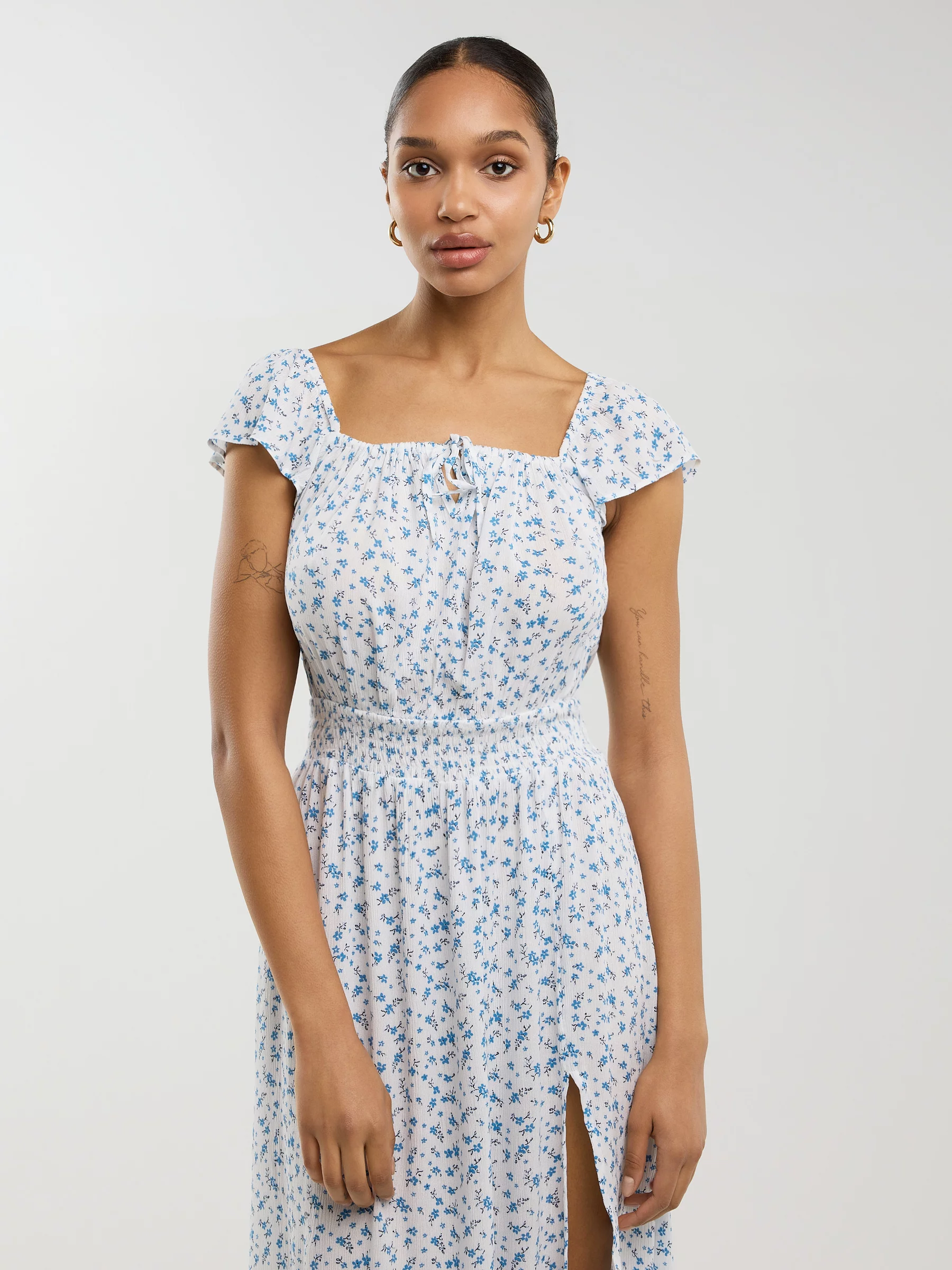 Sukienka damska midi z wiskozy z motywem kwiatowym biała Lopa 100