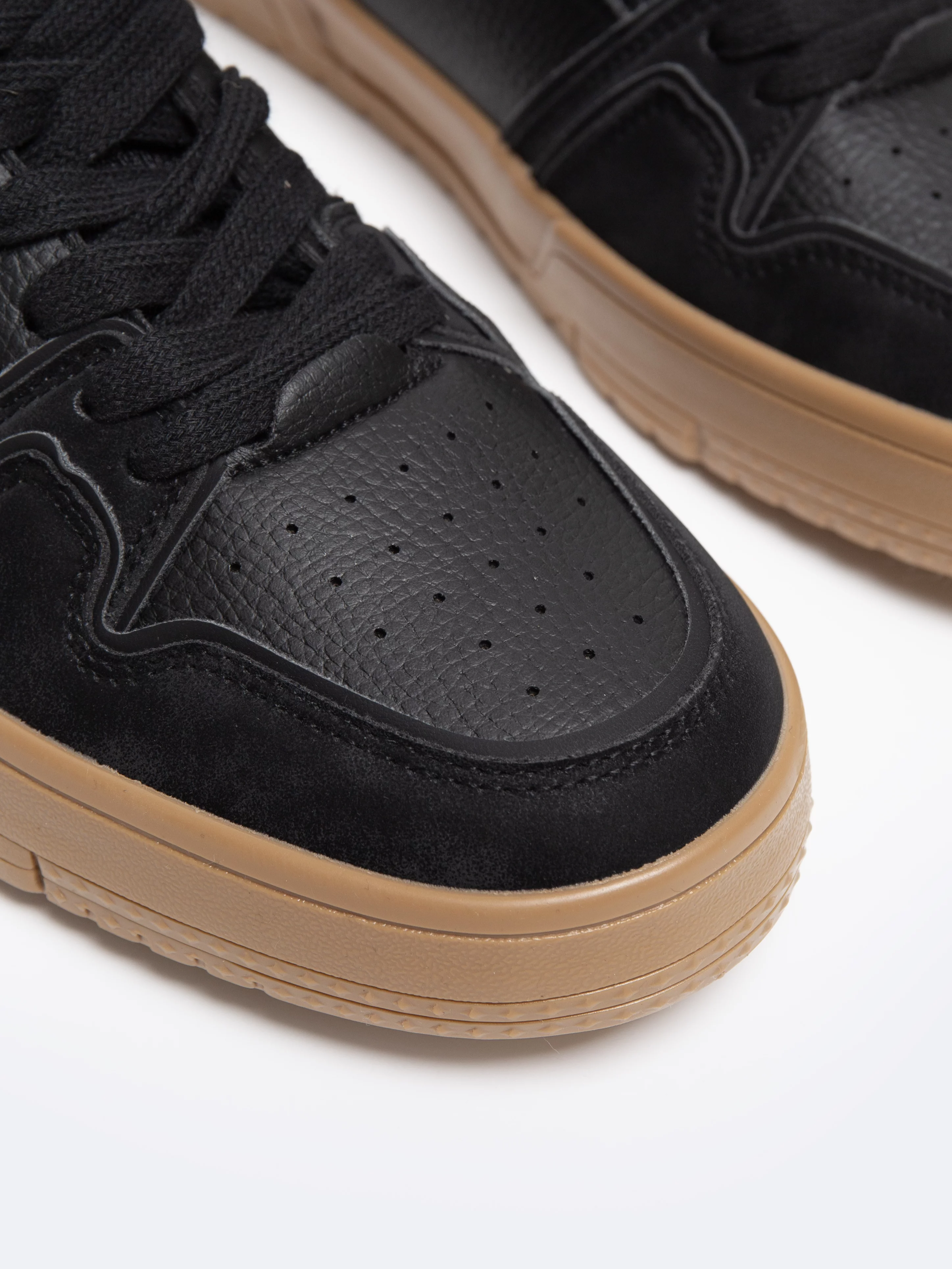 Sneakersy męskie z kontrastową podeszwą czarne NN174094 906