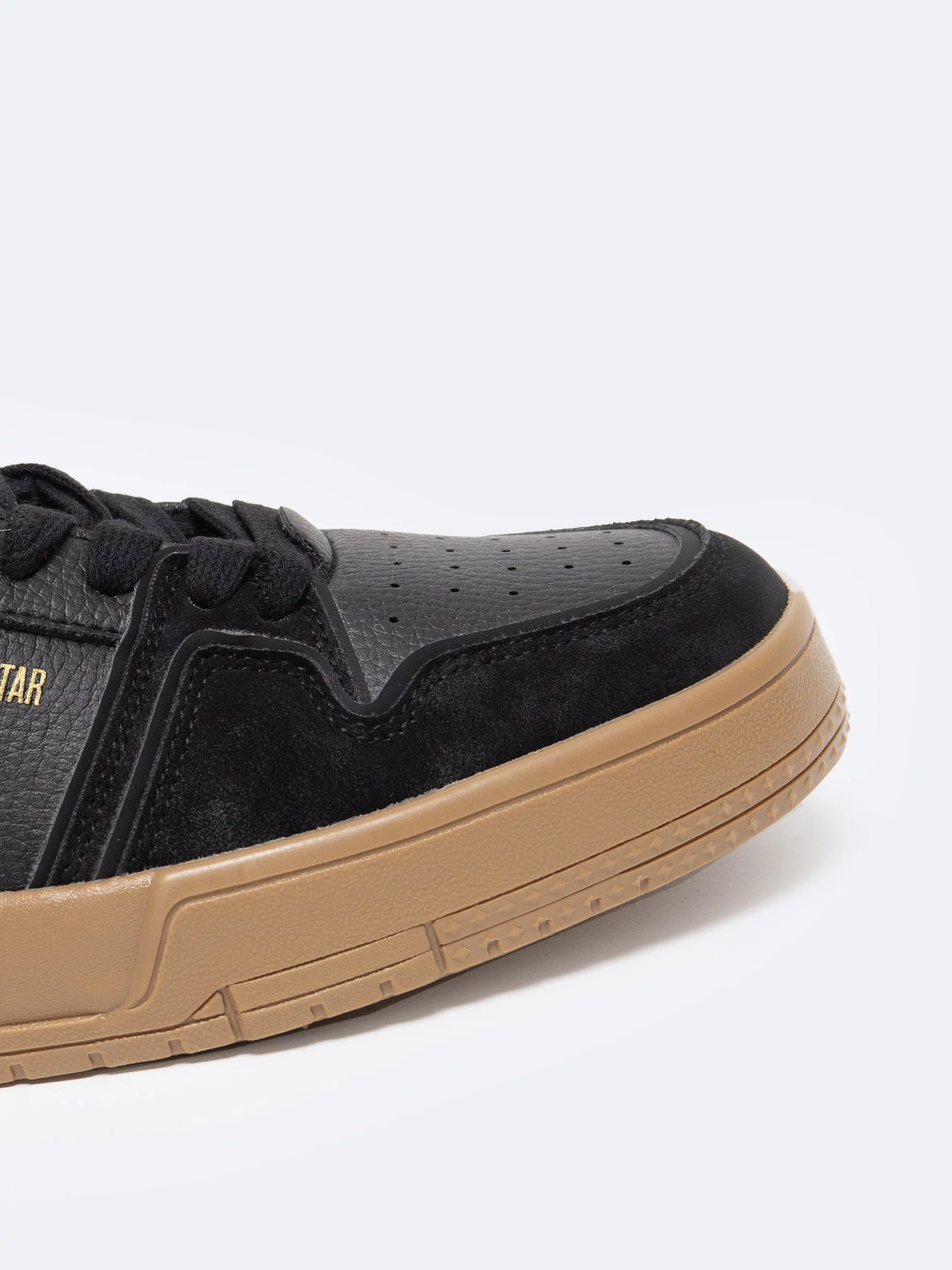 Sneakersy męskie z kontrastową podeszwą czarne NN174094 906