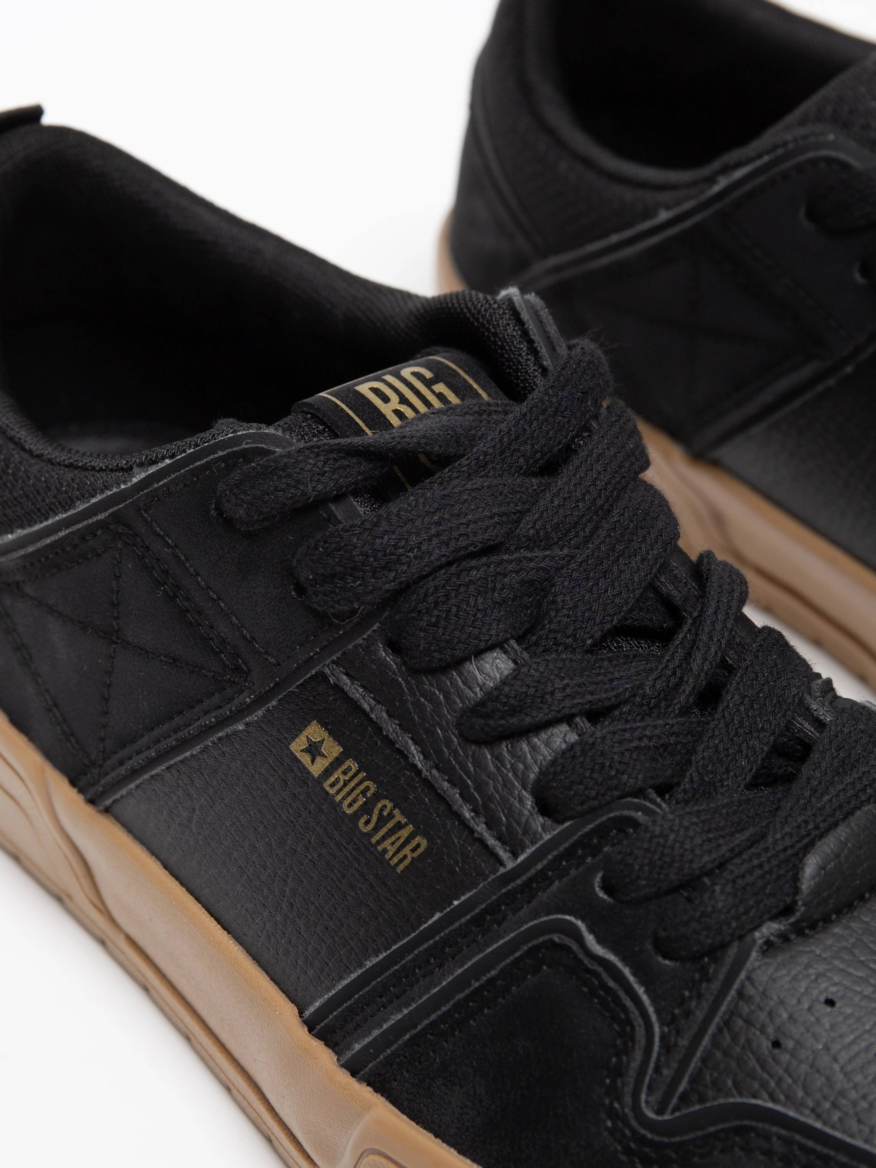 Sneakersy męskie z kontrastową podeszwą czarne NN174094 906