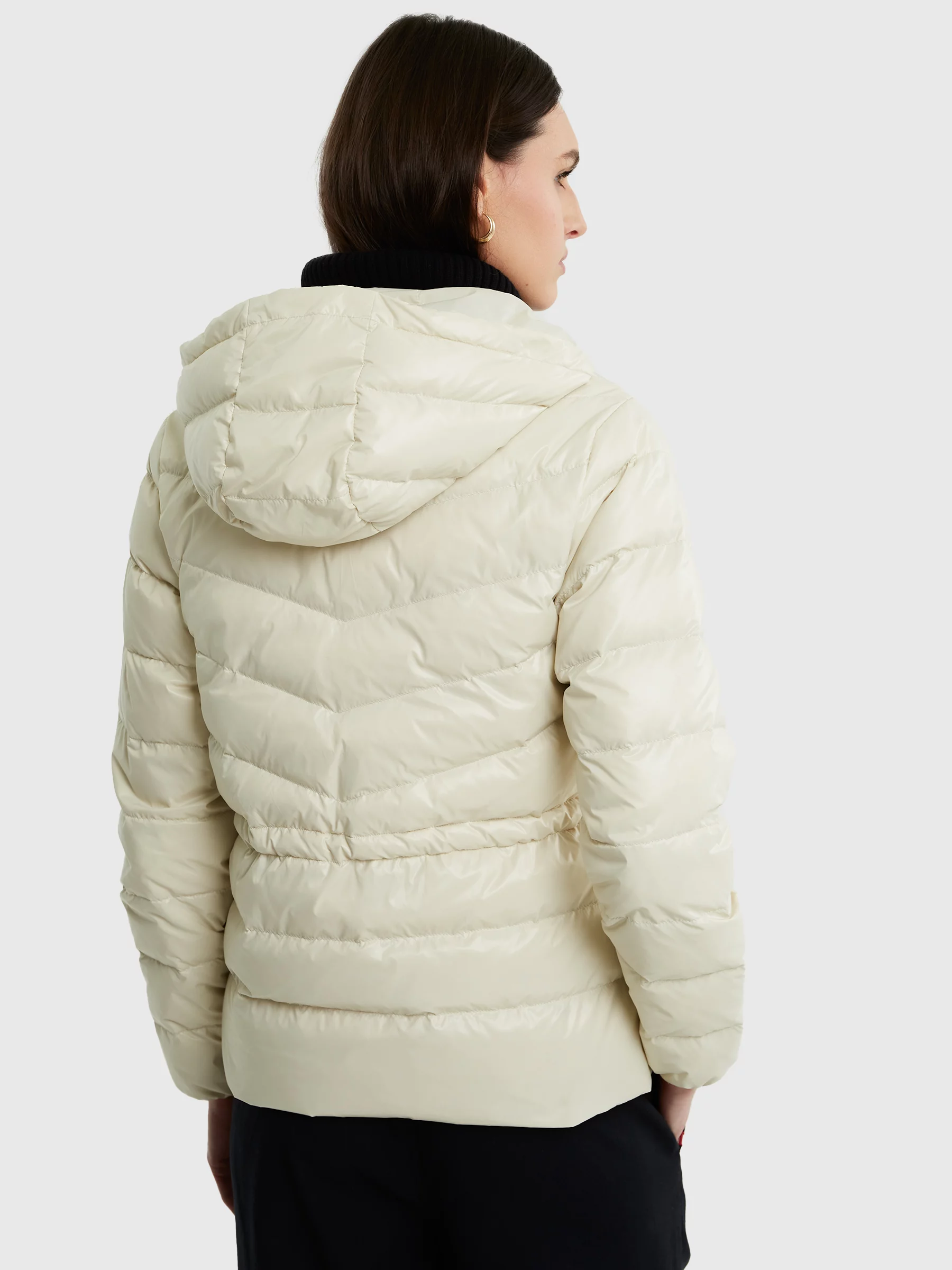 Kurtka damska puchowa z gumką w talii z kapturem kremowa Anissa 103