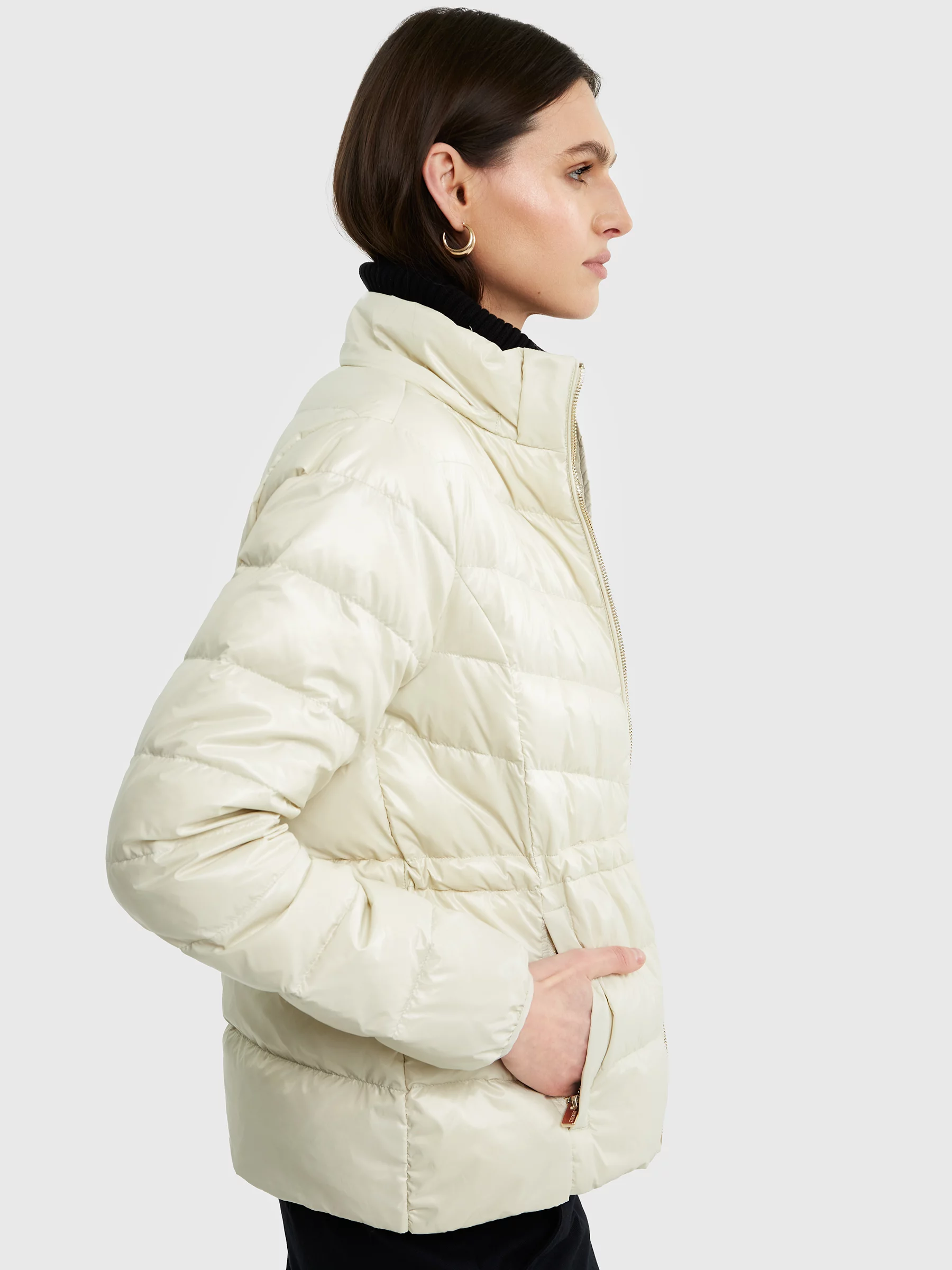 Kurtka damska puchowa z gumką w talii z kapturem kremowa Anissa 103
