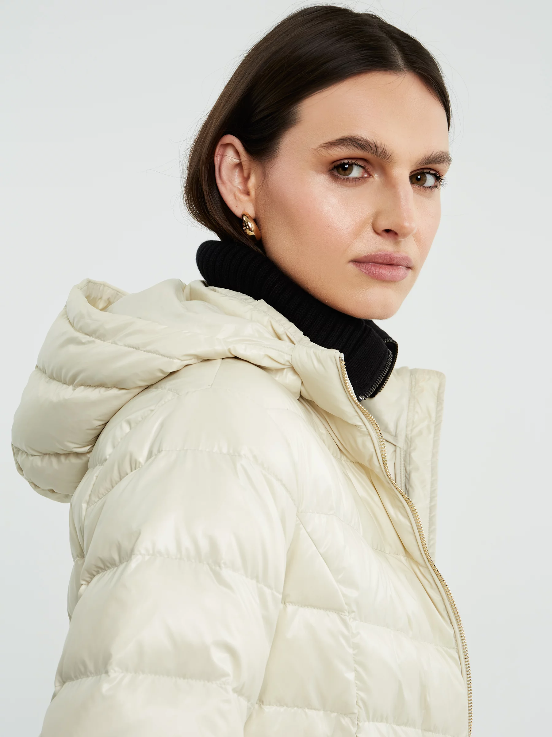 Kurtka damska puchowa z gumką w talii z kapturem kremowa Anissa 103