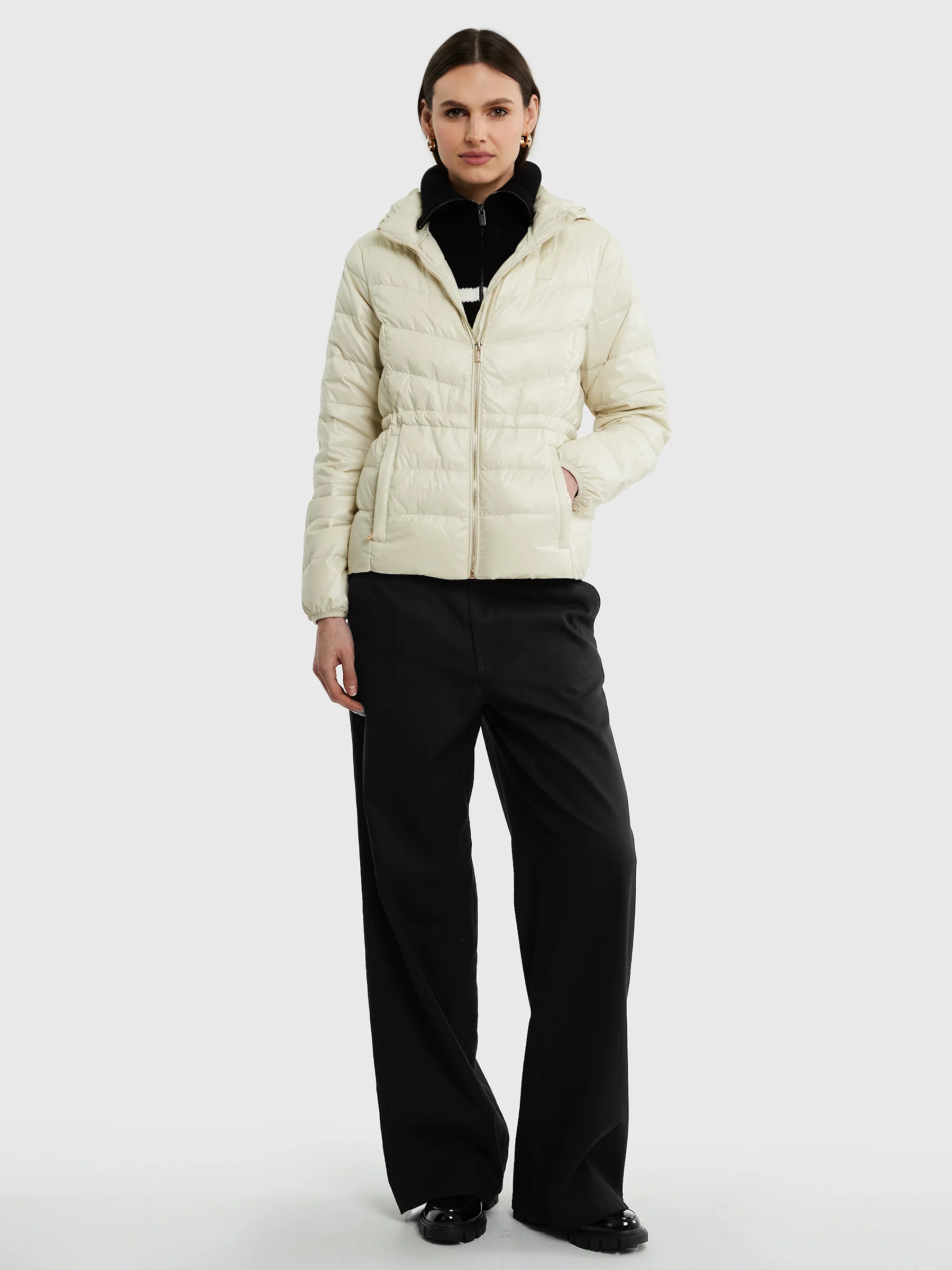 Kurtka damska puchowa z gumką w talii z kapturem kremowa Anissa 103