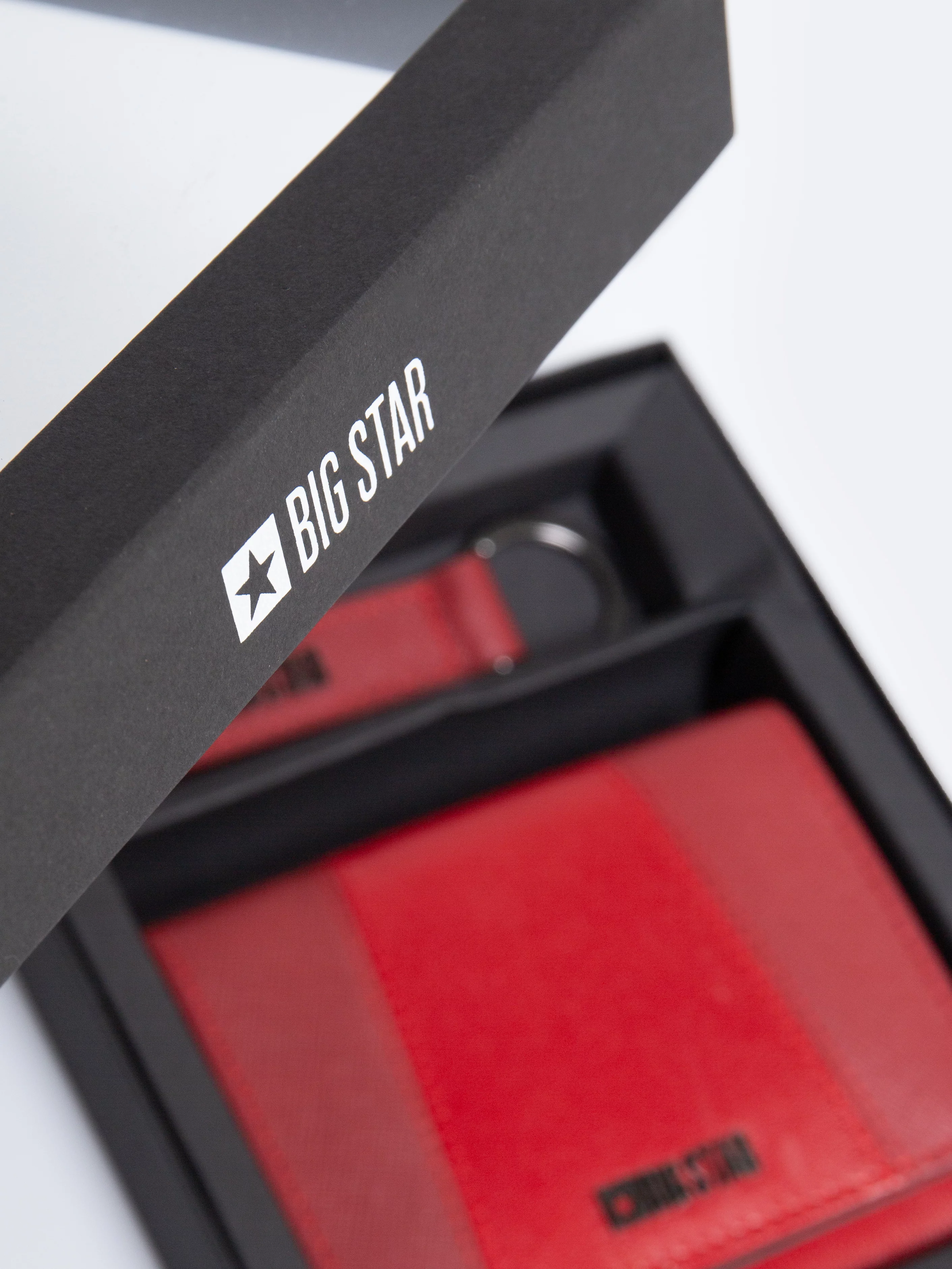 Portfel damski skórzany z brelokiem czerwony Mika 660