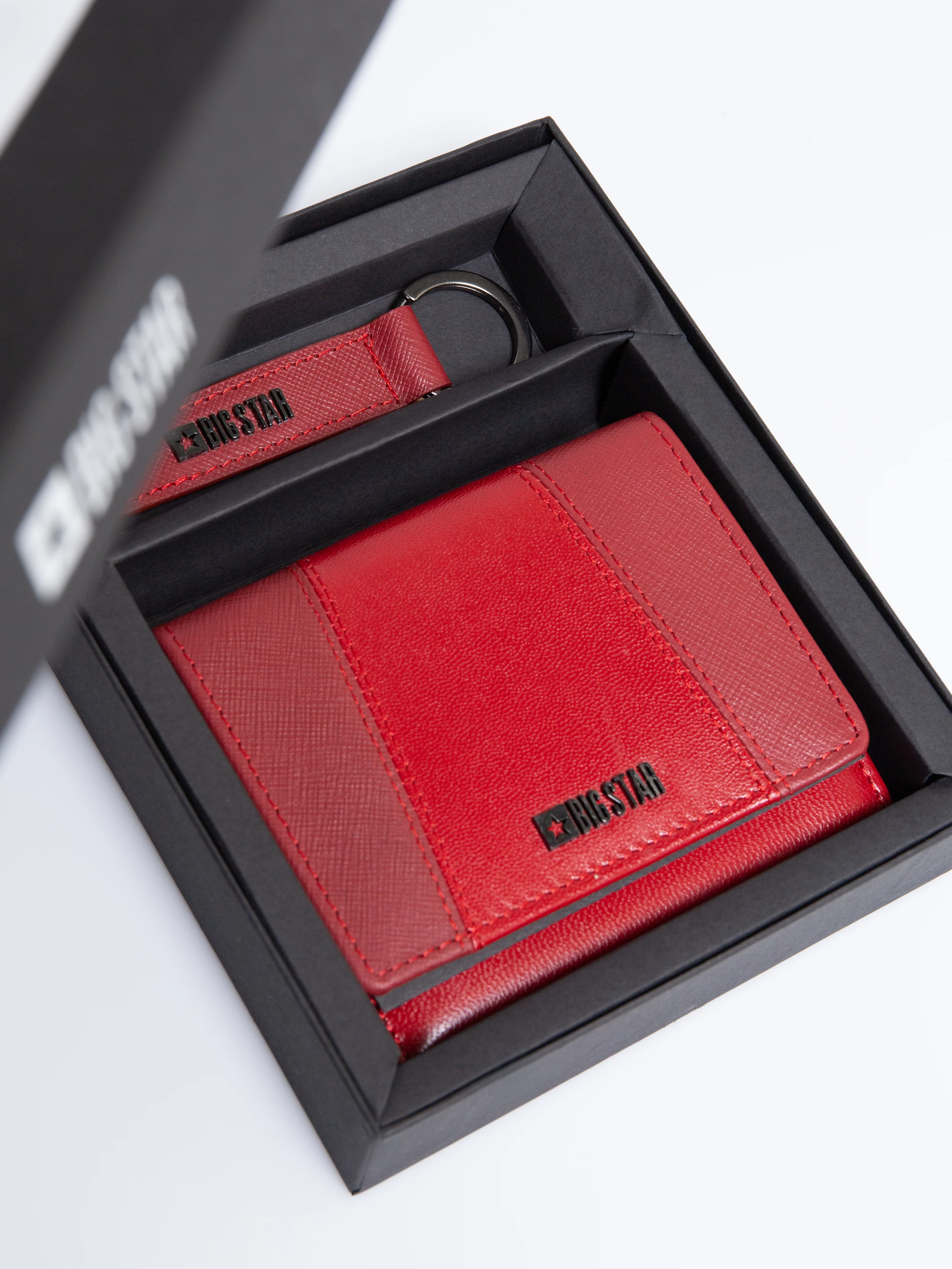 Portfel damski skórzany z brelokiem czerwony Mika 660