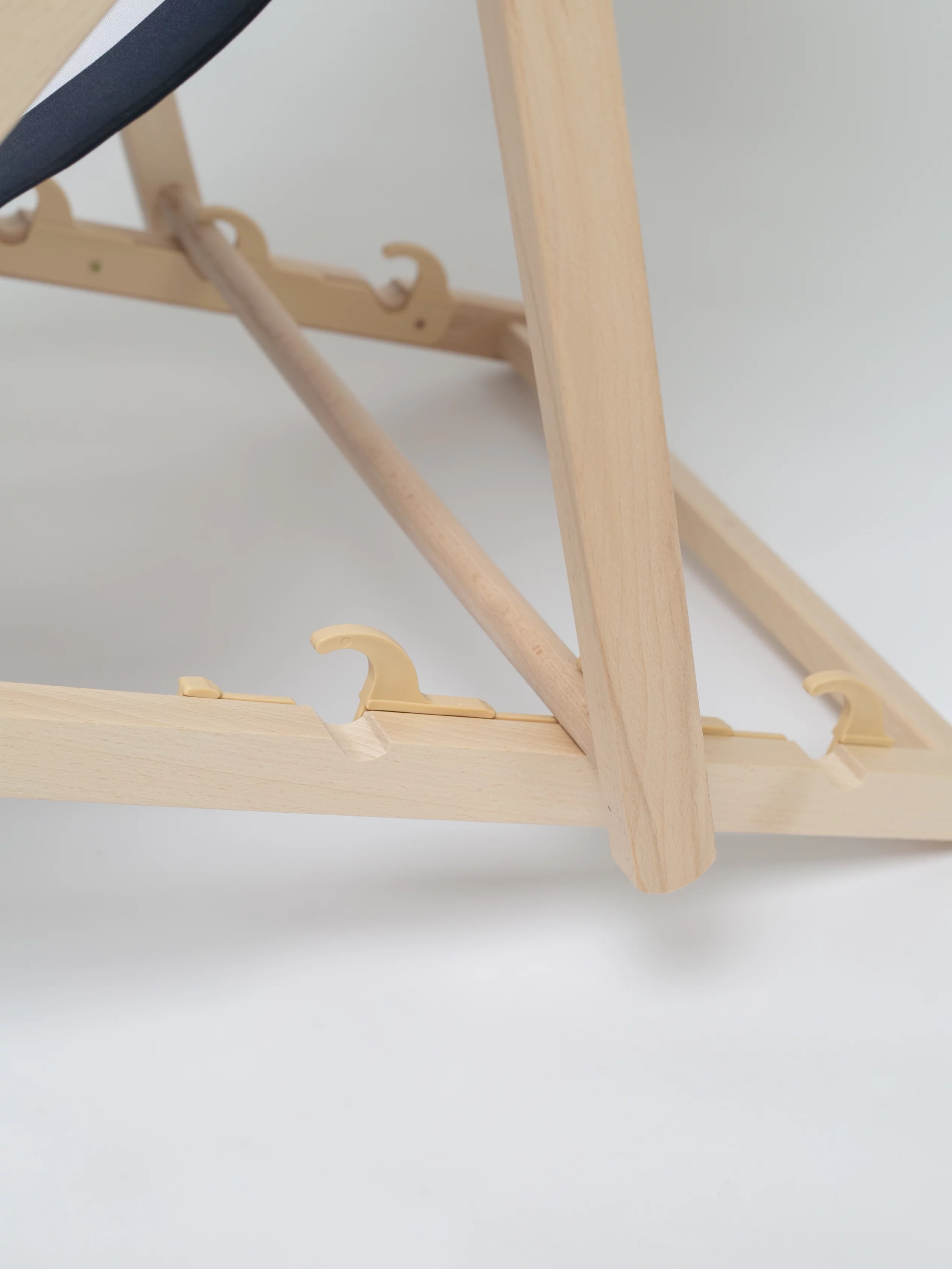 Leżak plażowy drewniany w pasy granatowy Summer 000