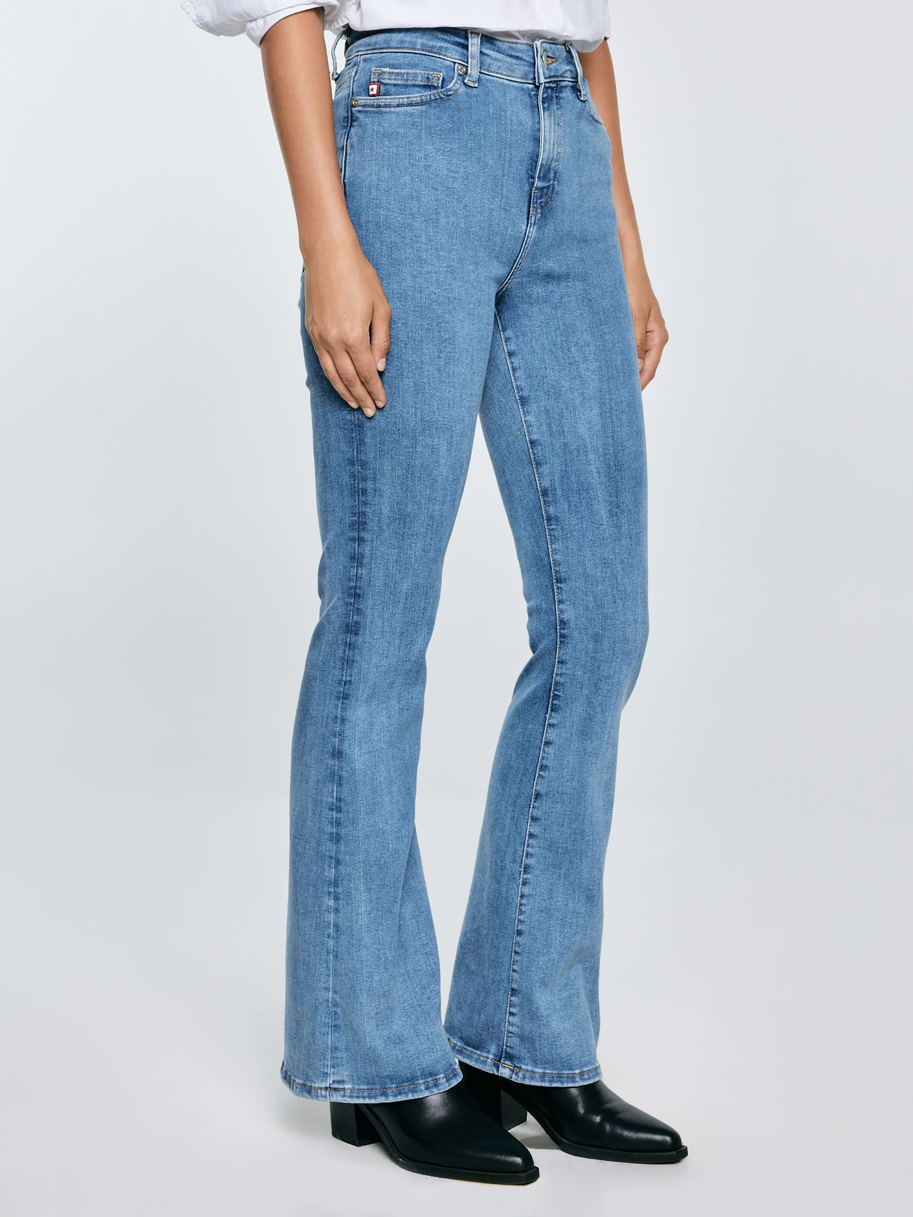 Jeansy damskie z rozszerzaną nogawką jasnoniebieskie Clara Flare 158