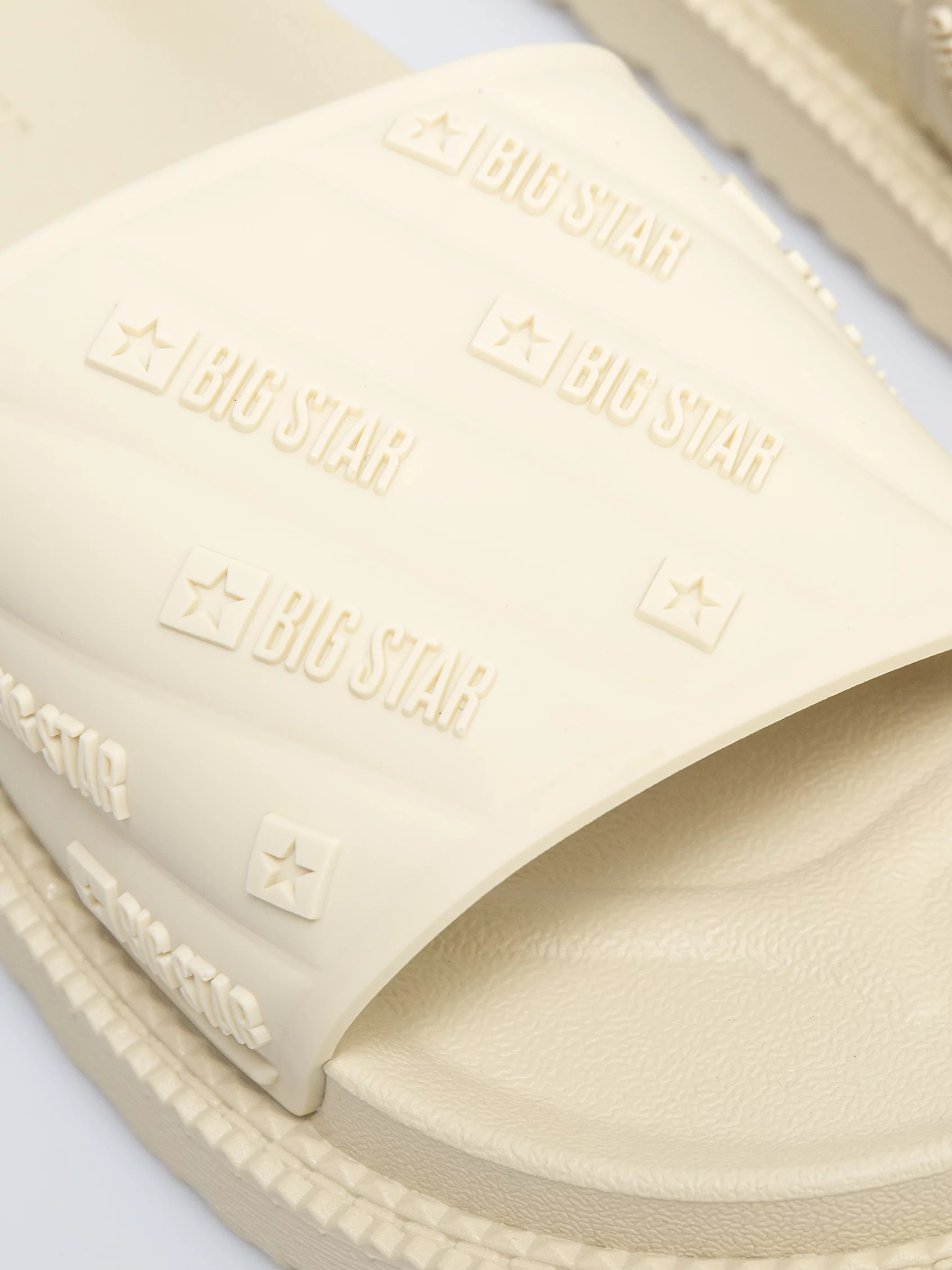 Klapki damskie na podwyższonej podeszwie beżowe RR274A542 801