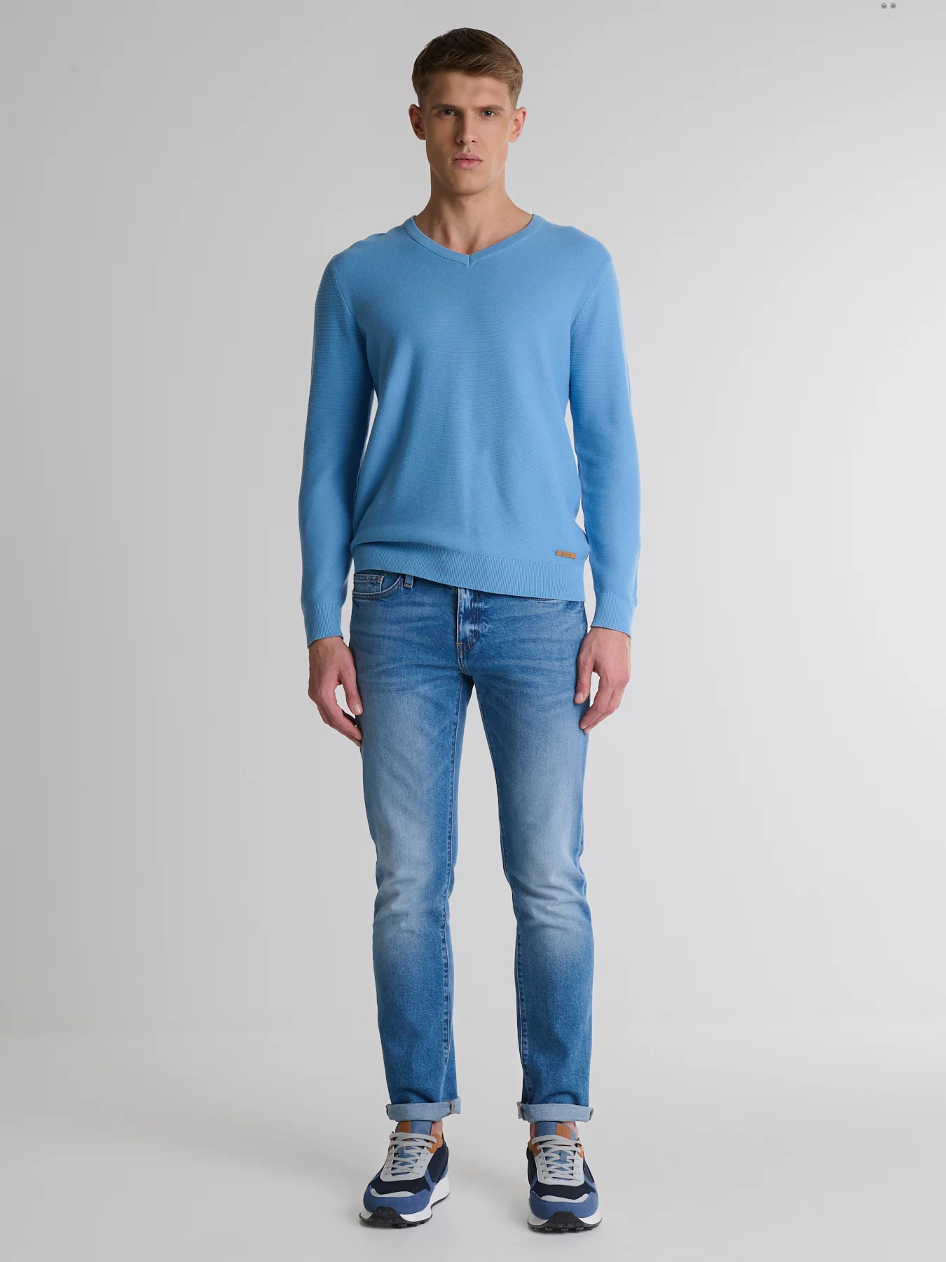 Sweter męski bawełniany klasyczny z dekoltem w serek niebieski Vasonitex 401